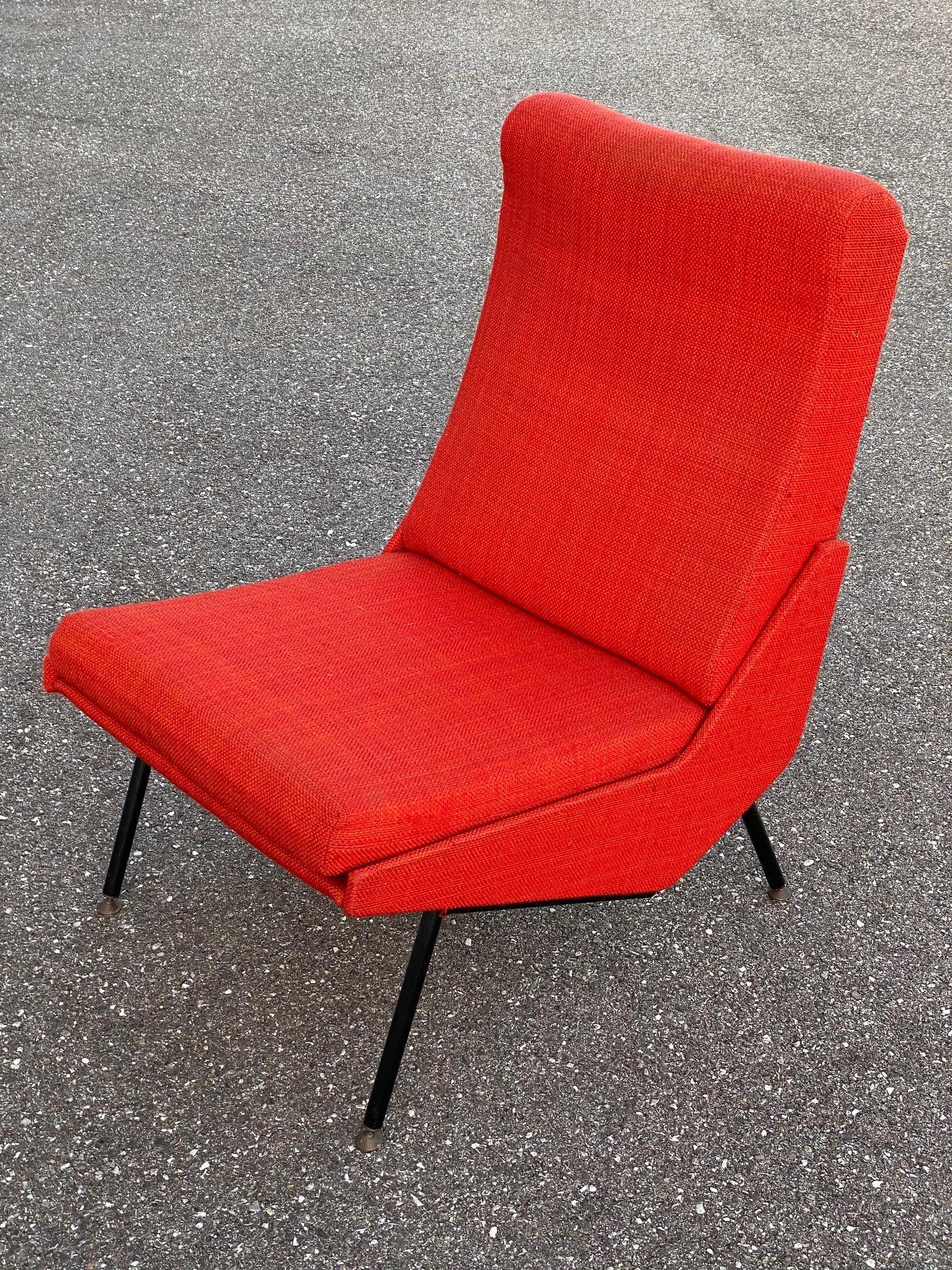 Chaise Troika conçue par Pierre Guariche dans les années 1960 pour Airborne 
Chaise en état d'origine, revêtement en tissu de laine rouge.