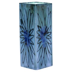 Troika St. Ives Studio Pottery Vase mit geblümtem Design, glänzend glasiert