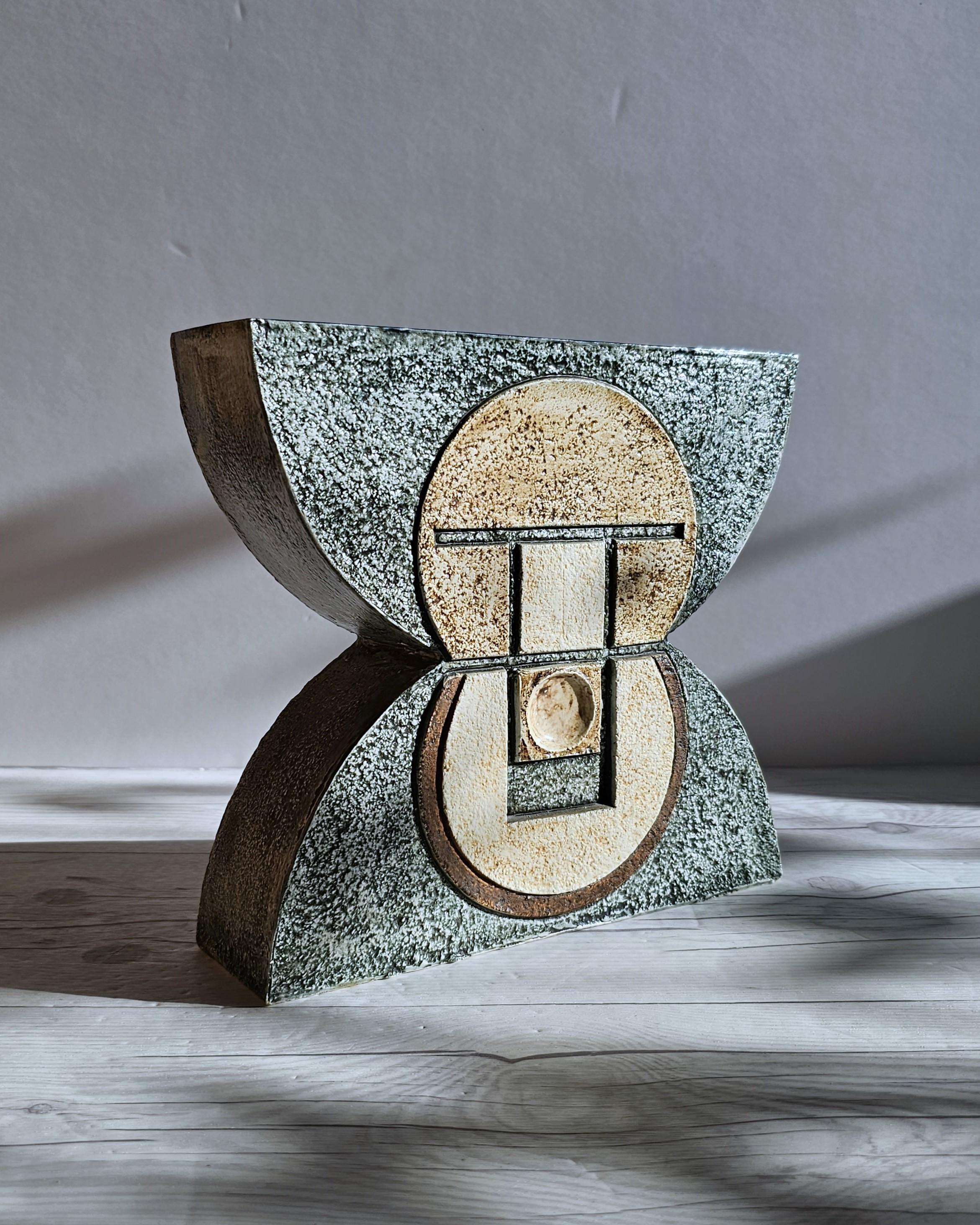 This stunning work iconic to Troika Studio Pottery (est. 1962 cse. 1983) called the 'Anvil', brings with it the earthy vibes of British Cornish pottery and Modernist design influences. 

Beautifully Modern, the form, deeply incised Sgraffito decor,