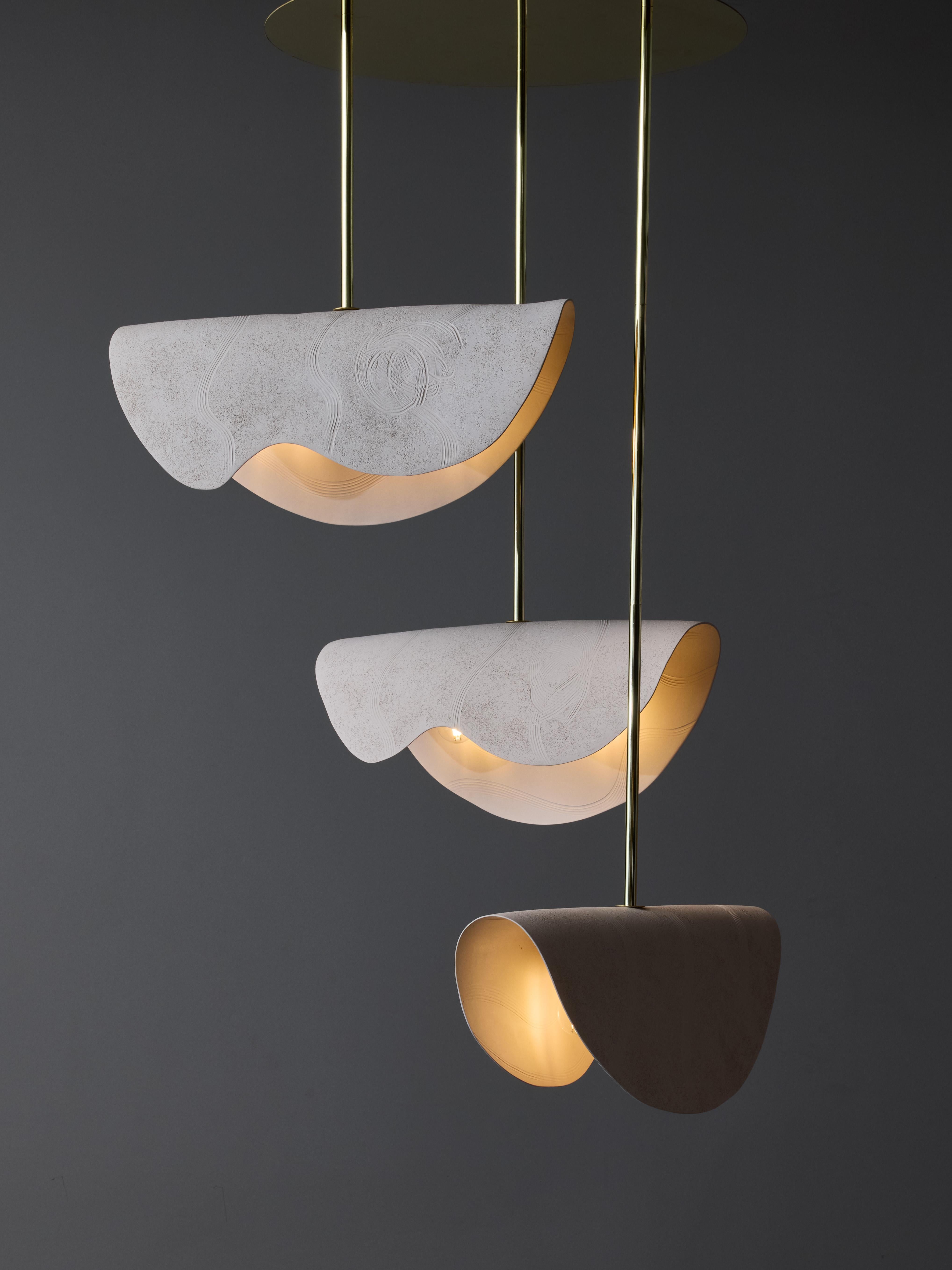 Precedentemente disponibile come applique, il design Rivage di Françoise Bergaglia è ora disponibile come apparecchio in tre parti a varie altezze, associato a ottone lucido.

Ogni ciondolo è un foglio di terracotta ripiegato su se stesso con motivi