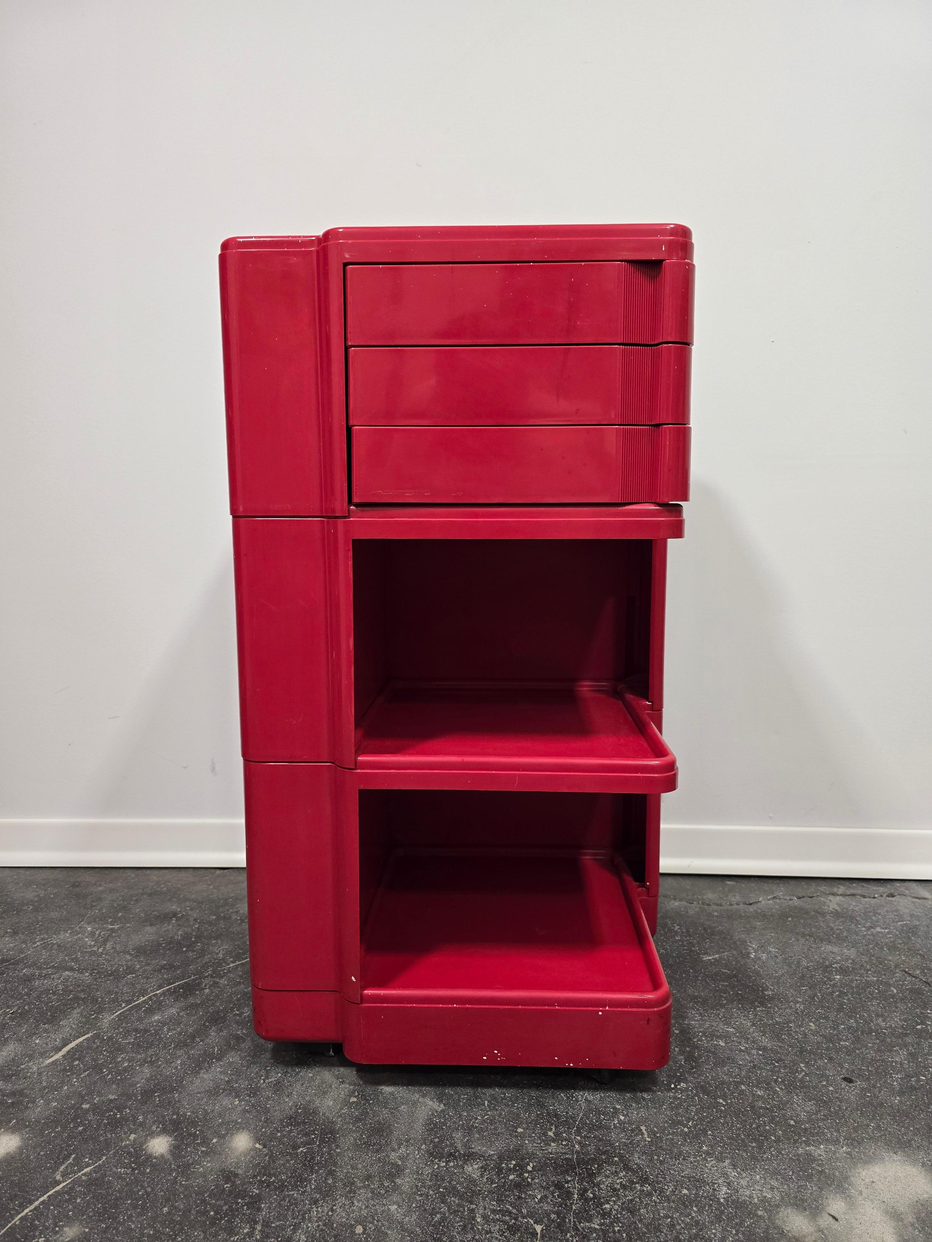 Red Trolley by Giovanni Pelis for SUPERSTILE NEOLT 1960.

Trolley with three extracted drawers, and five storage shelves and key for locking the drawers.

Really nice piece of vintage cart fully functional.

Rare piece with extracted drawers.
