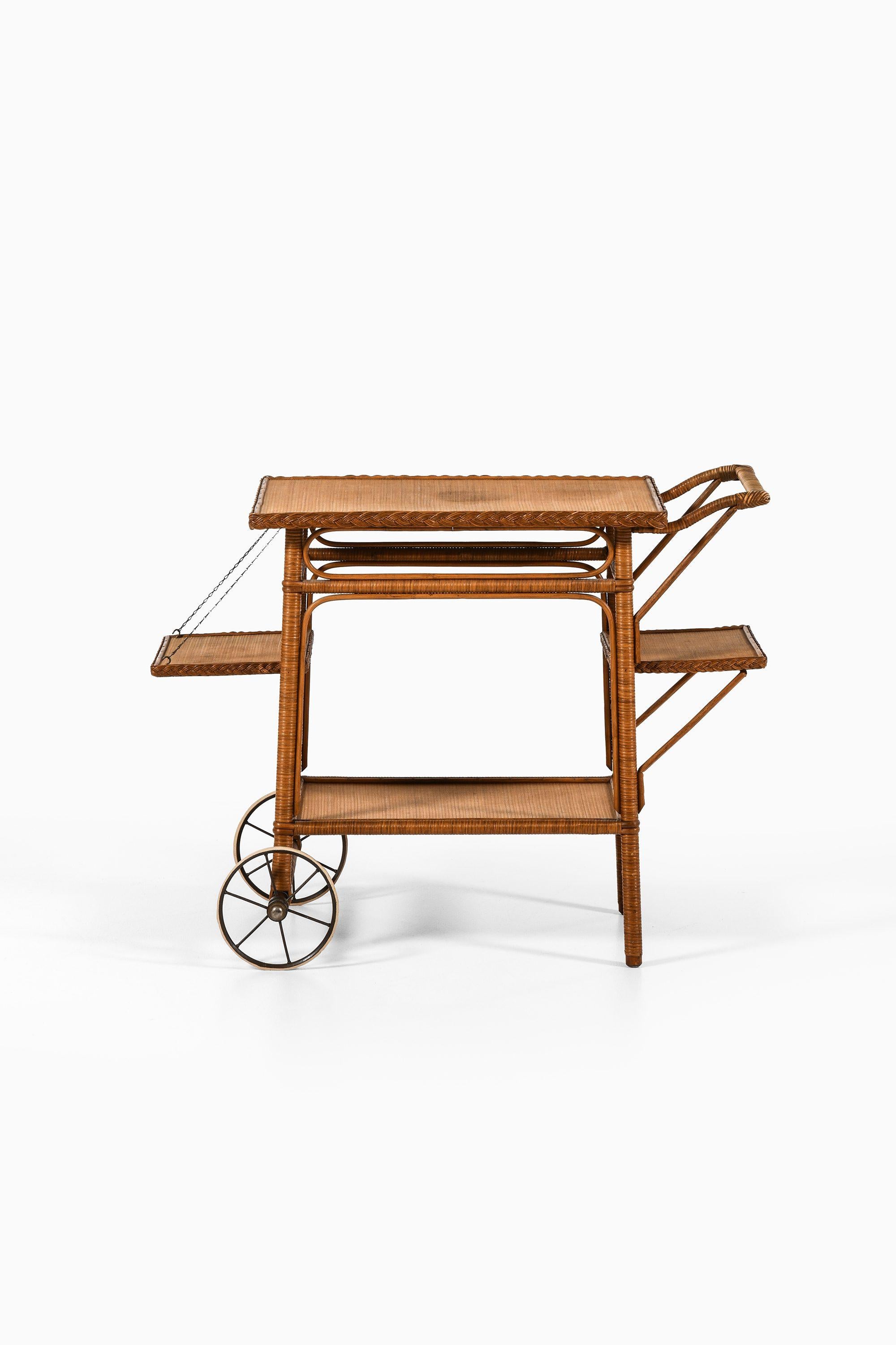 Trolley aus Schilfrohr und Rattan von Robert Wengler, 1940er Jahre

Zusätzliche Informationen:
MATERIAL: Schilfrohr und Rattan
Produziert von Robert Wengler in Dänemark
Abmessungen (B x T x H): 43 x 94 x 69,5 cm
Zustand: Guter Vintage-Zustand, mit