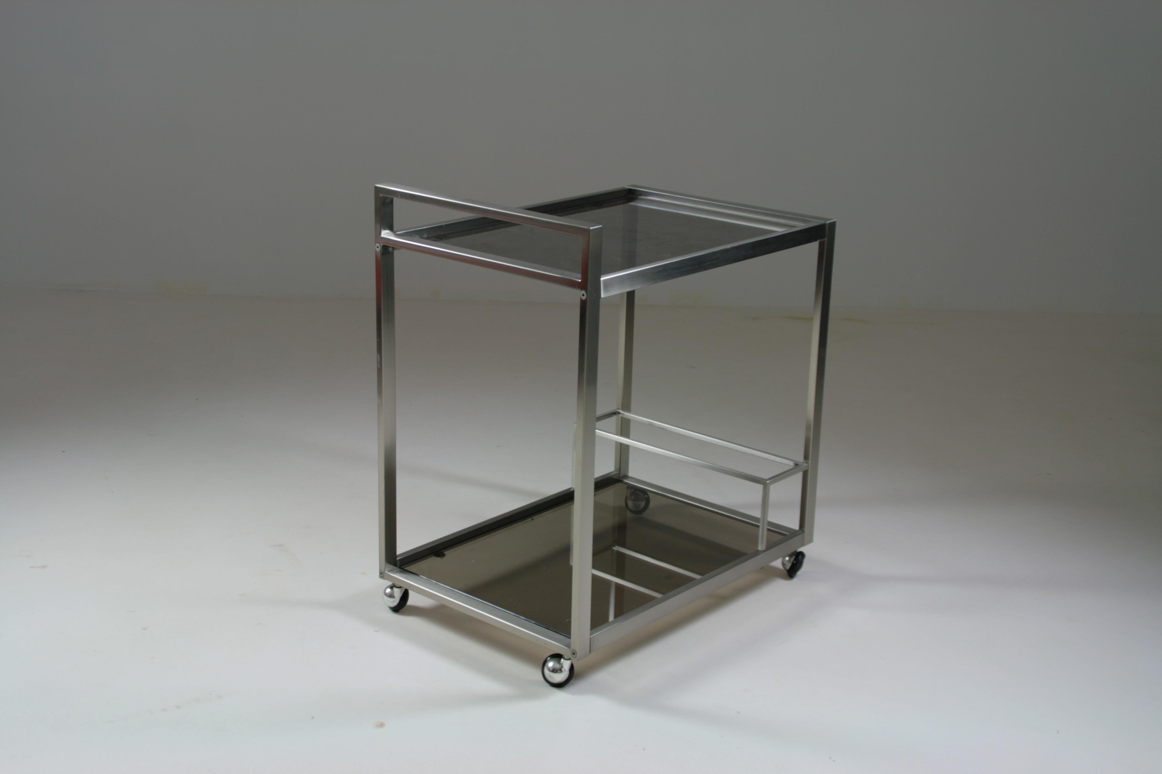 Chariot ou serveur en métal brossé et verre fumé, Italie, années 1970 en vente 4