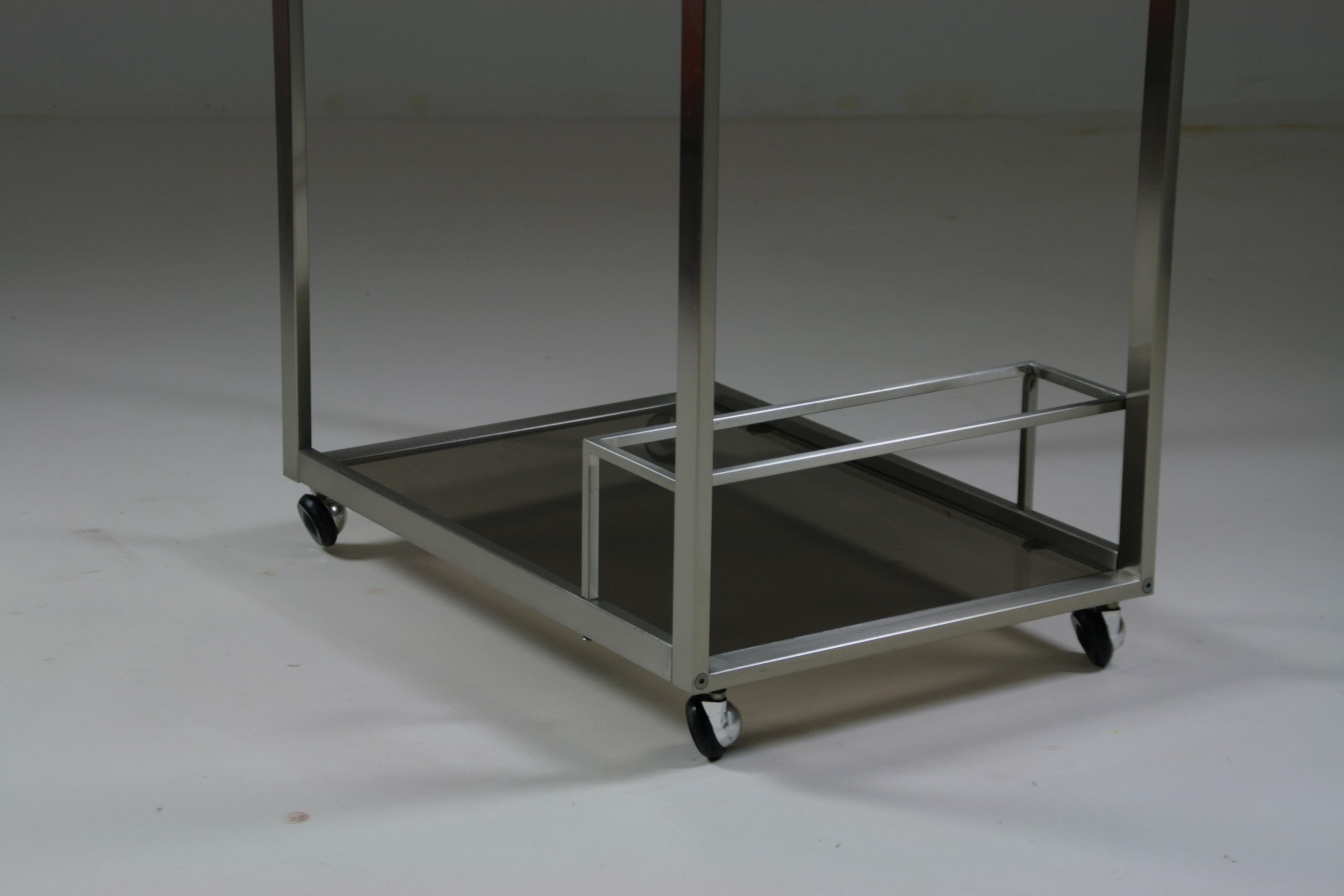 Chariot ou serveur en métal brossé et verre fumé, Italie, années 1970 en vente 6
