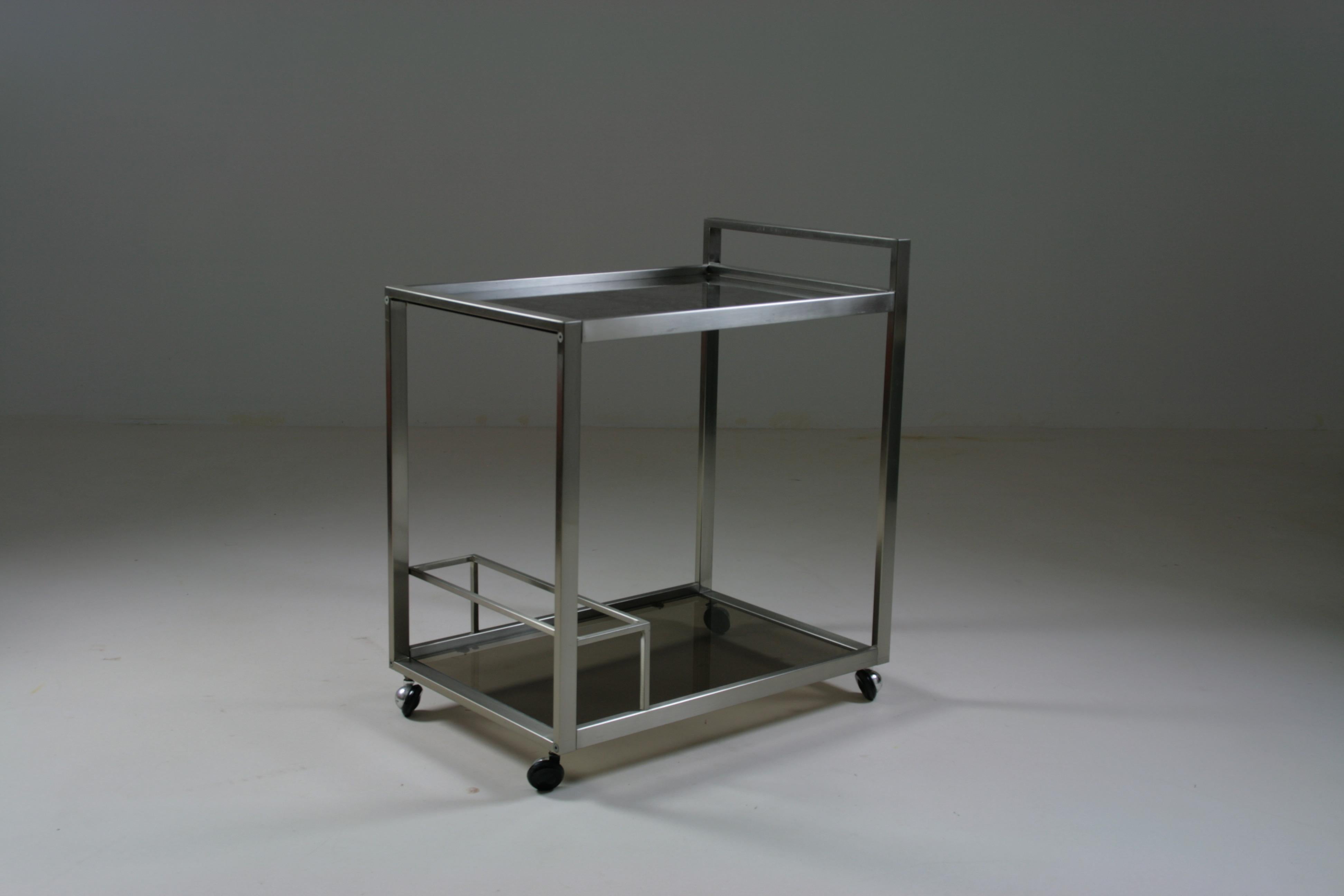 Chariot ou serveur en métal brossé et verre fumé, Italie, années 1970 en vente 8