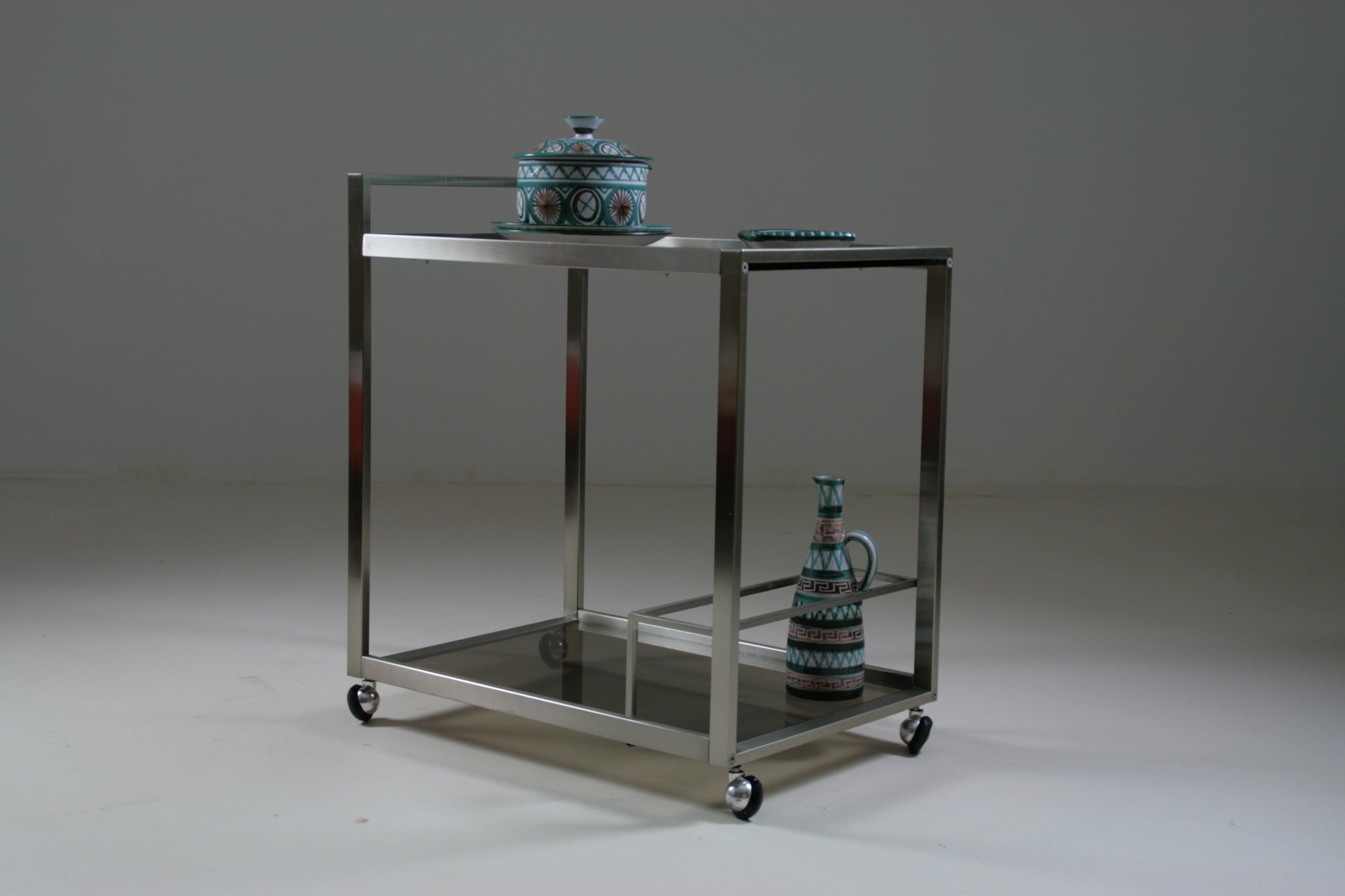 italien Chariot ou serveur en métal brossé et verre fumé, Italie, années 1970 en vente