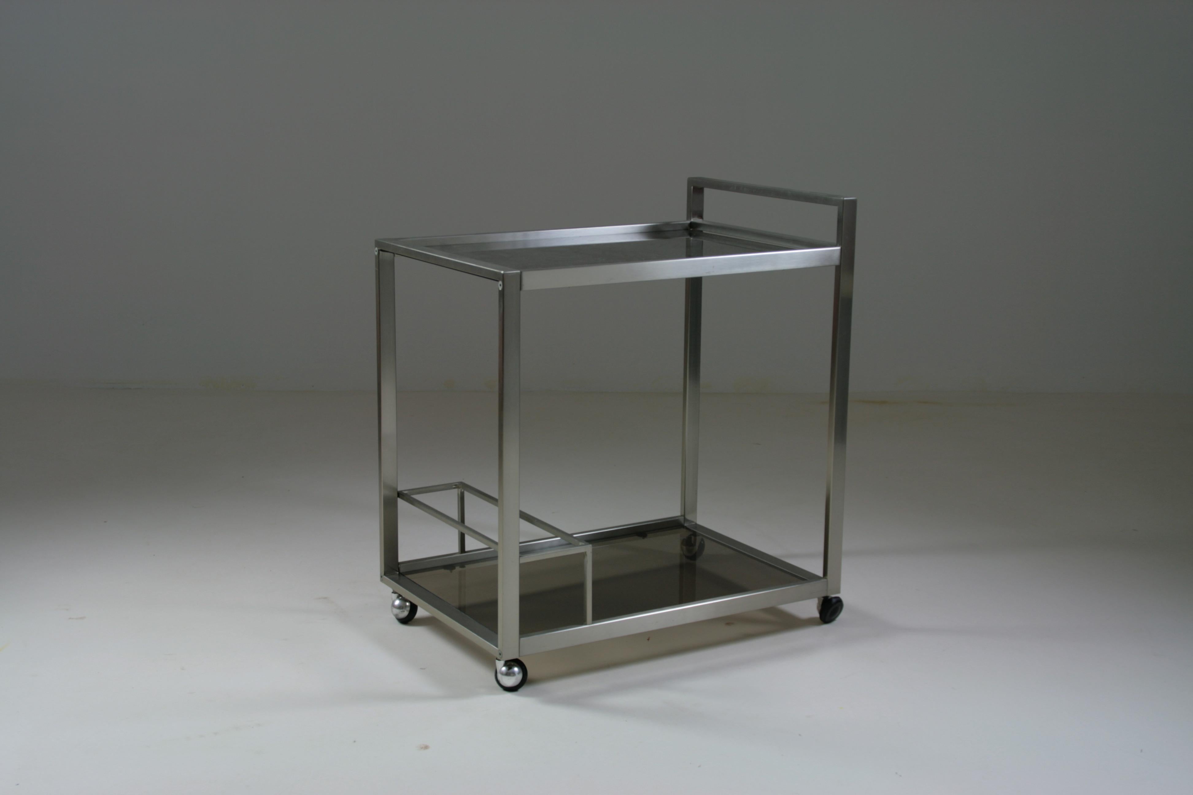 Chariot ou serveur en métal brossé et verre fumé, Italie, années 1970 en vente 2