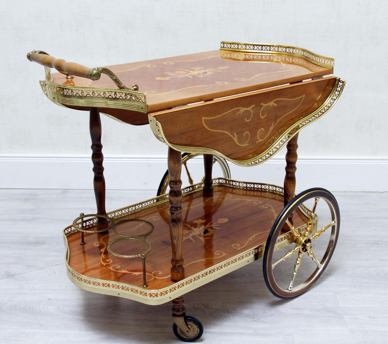 Beautiful Teacar

Folding-out tea trolley with great intarsia
Dimensions:
Height 71 cm, width 77 cm, depth 45 cm
(wrapped 76cm)

- Normal age-related use tracks, see photos
- With great intarsia
- Processed with brass
- Super total