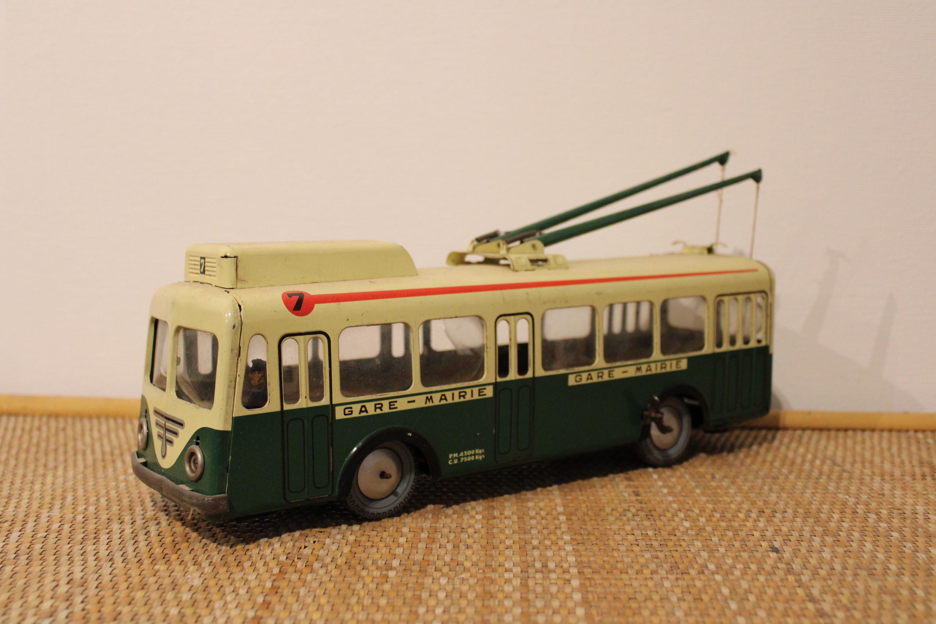 Trolley-bus from the French brand Joustra.
Old vintage toy, circa 1950.

A torn window (see photo).