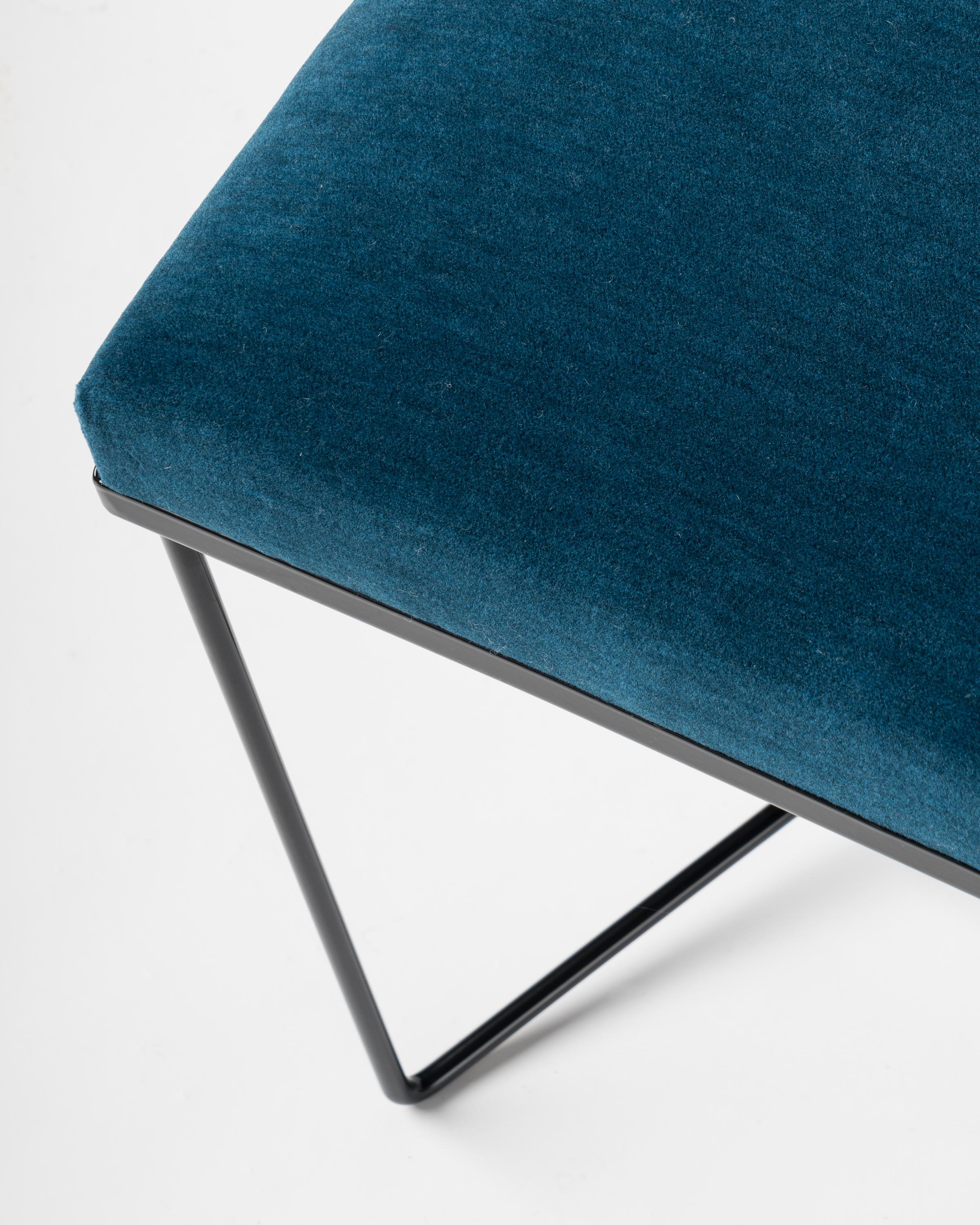 Mohair Bancs « Trombone » en émail noir et mohair bleu de Facto Atelier, France, 2020 en vente