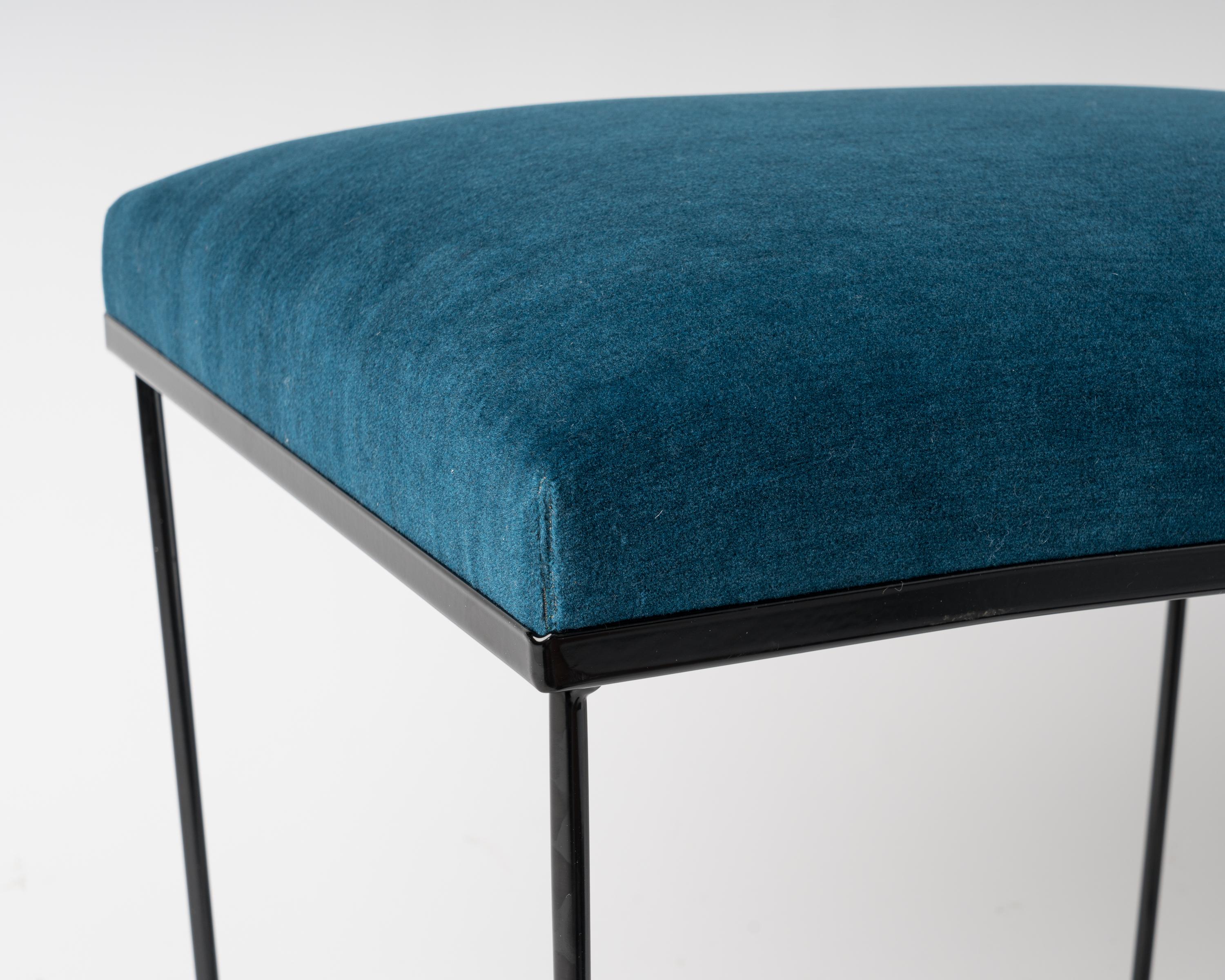Bancs « Trombone » en émail noir et mohair bleu de Facto Atelier, France, 2020 en vente 1