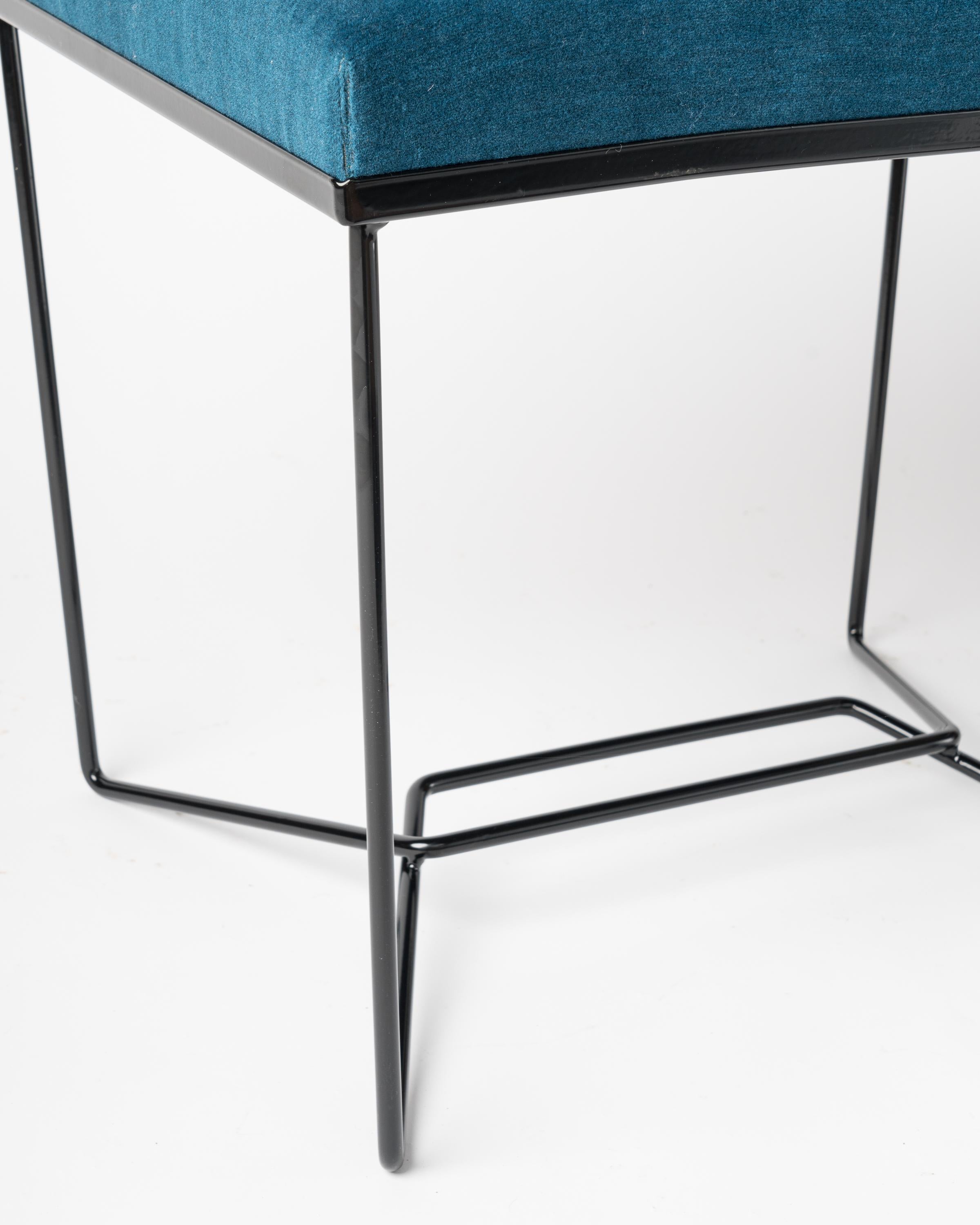 Bancs « Trombone » en émail noir et mohair bleu de Facto Atelier, France, 2020 en vente 2