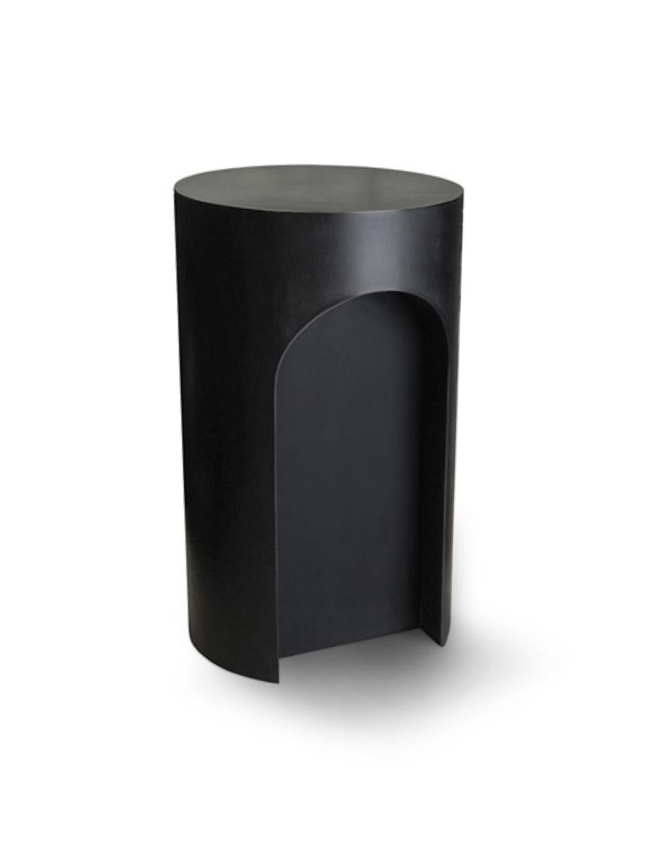 Posaune Fußhocker von LK Edition
Abmessungen: Durchmesser 47 x Höhe 30 cm 
MATERIALIEN: Schwarz patinierte Bronze. 

Es ist mit dem Sinn für Detail und Anforderung, diese Forschung der Ausnahme durch die Auswahl von edlen Materialien und seine