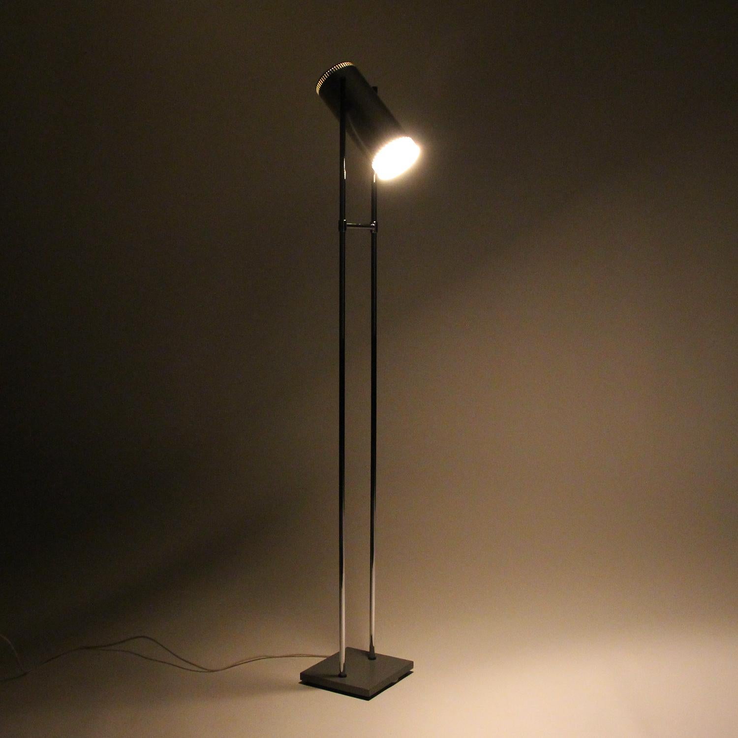 Trombone II, aluminum floor lamp by Jo Hammerborg for Fog & Mørup in 1966 - a beautiful Danish midcentury floor lamp in very good vintage condition.

A sleek shaped floor lamp with a square gray lacquered metal base, from where two aluminum