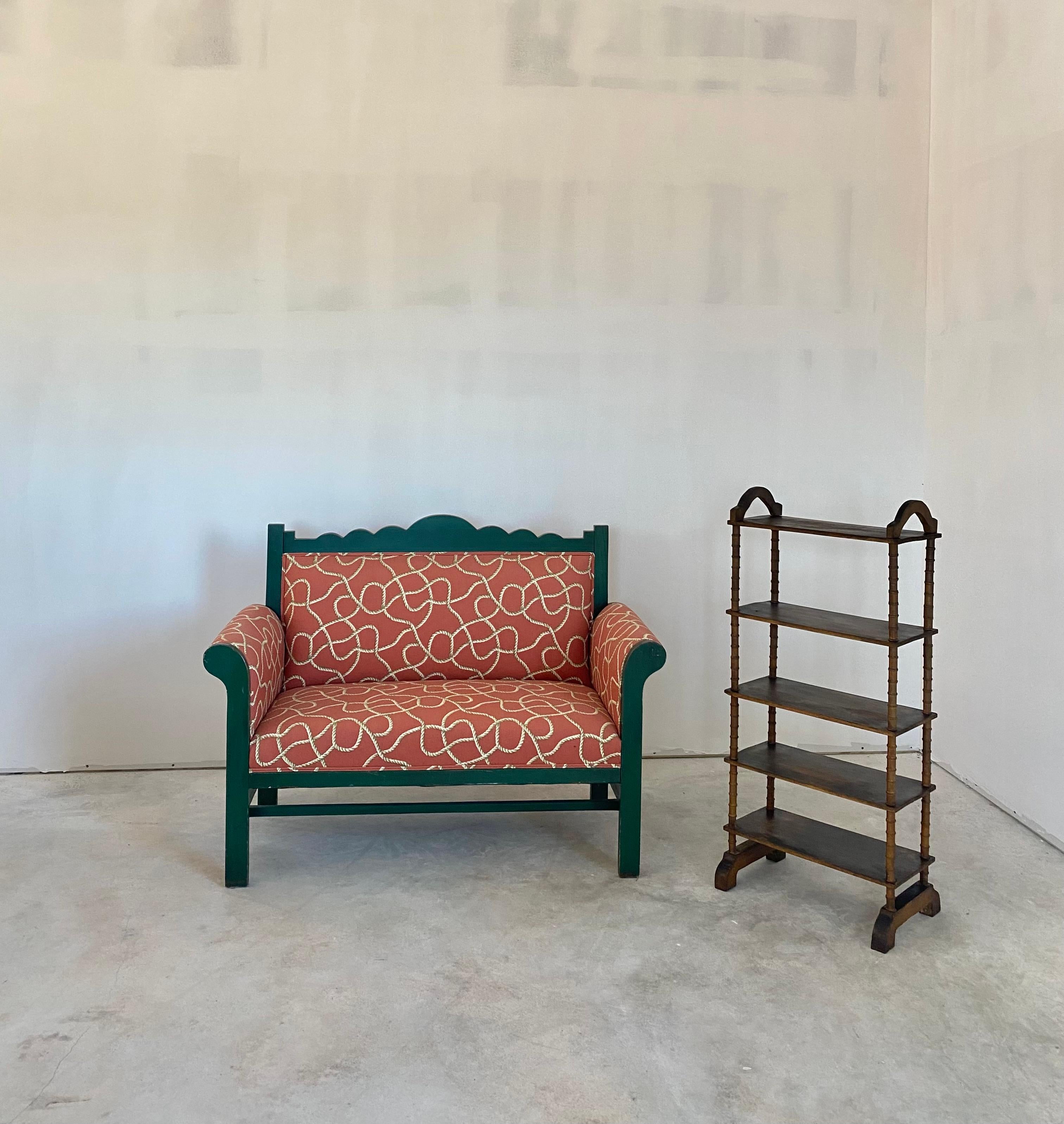 Canapé en textile de style surréaliste avec un cadre d'art populaire en peinture verte d'origine.

Nous avons ajouté un textile vintage à l'imprimé corde qui lui confère un look unique en son genre que nous adorons absolument. Le textile tromp l'œil