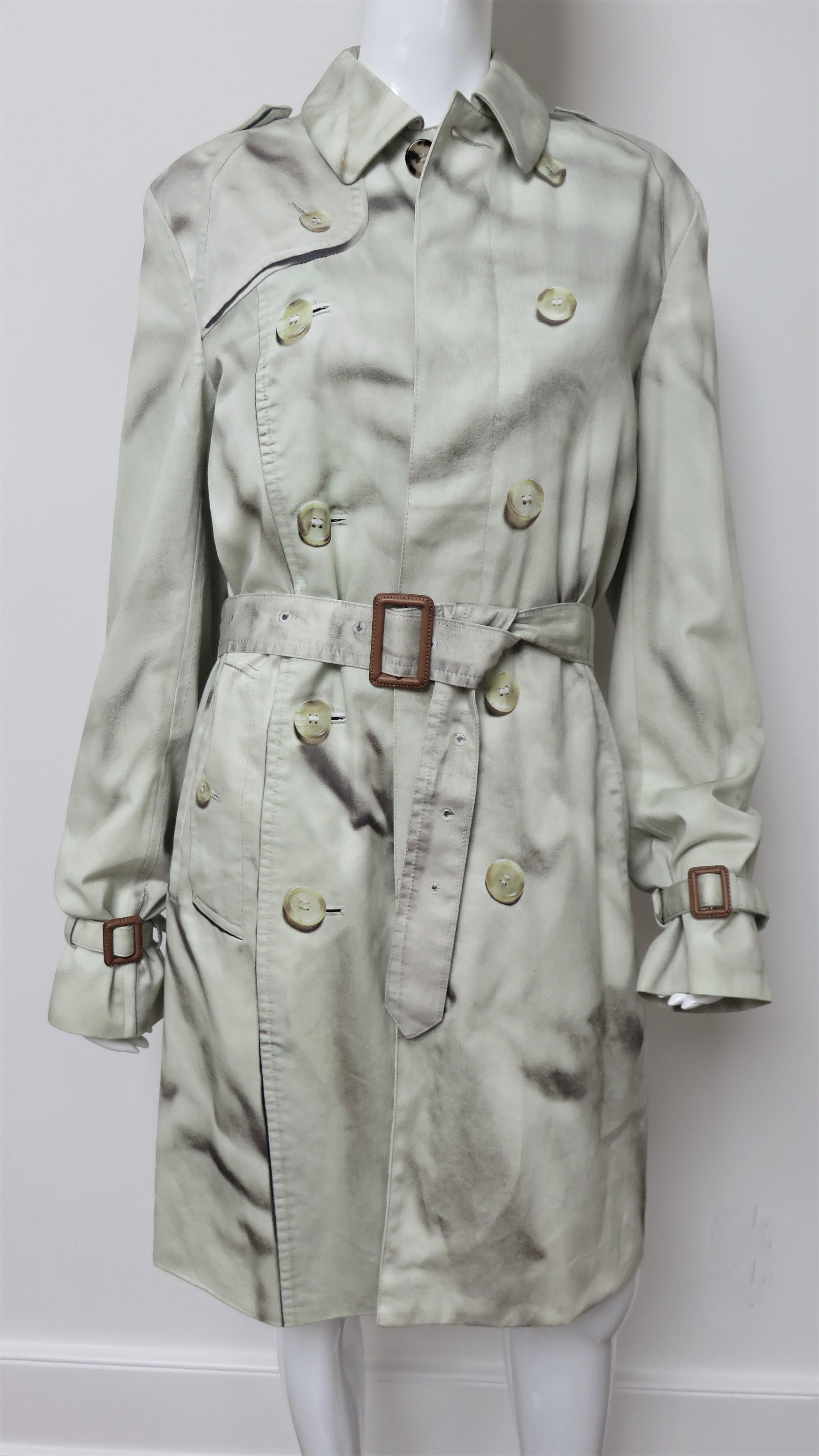 Eine fabelhafte beige-schwarze Trompe L'Oeil-Trenchcoat-Jacke aus Baumwolle von den japanischen Designern Naoki Ichihara, Tadanao Yamashita und Shingo Otsuka für TALK ABOUT THE DISTRACTION.  Er sieht aus wie ein Zweireiher, aber die Knöpfe,