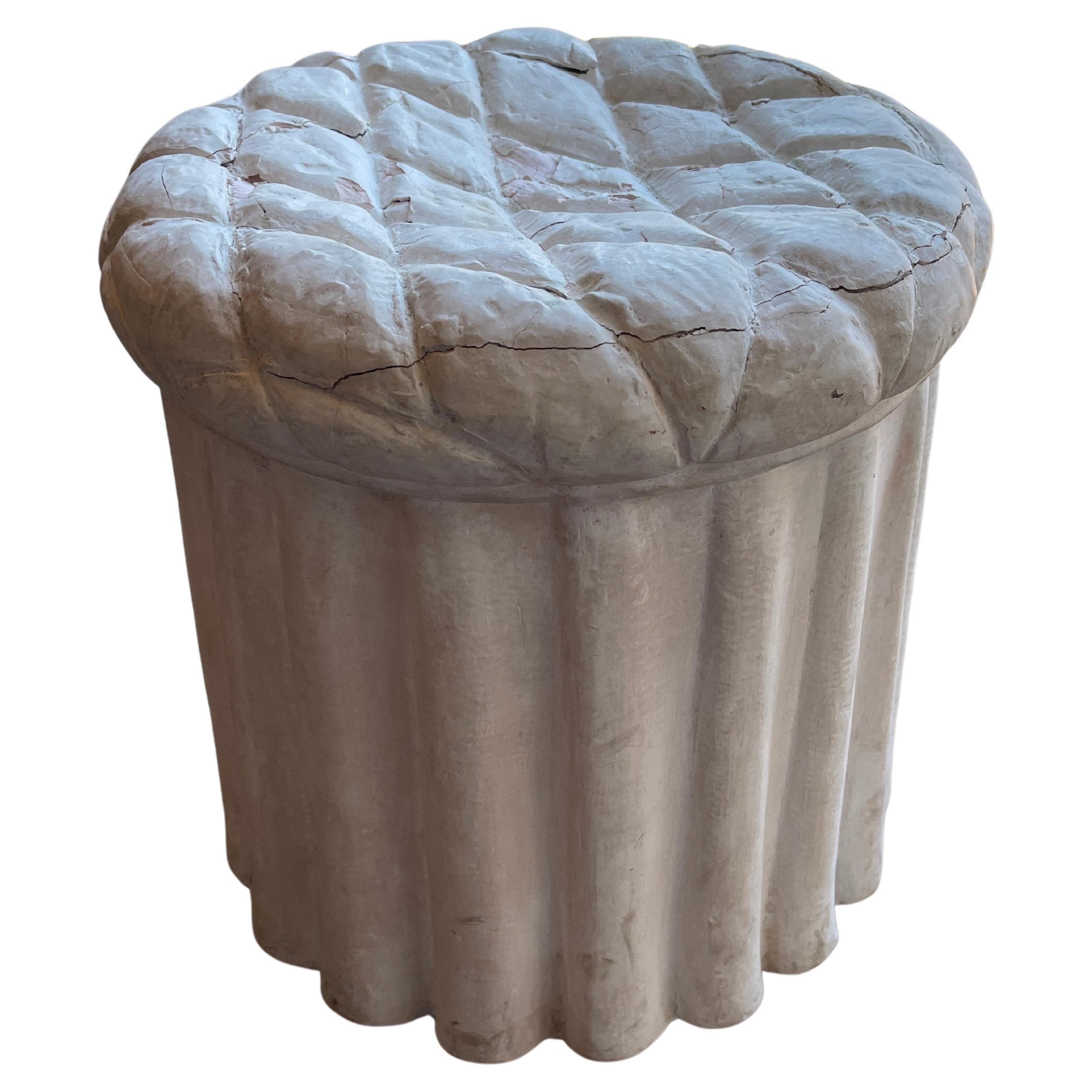 Tabouret ottoman en plâtre Trompe L'Oeil à dessus matelassé et jupe drapée, à la manière de Serge Roche. 
