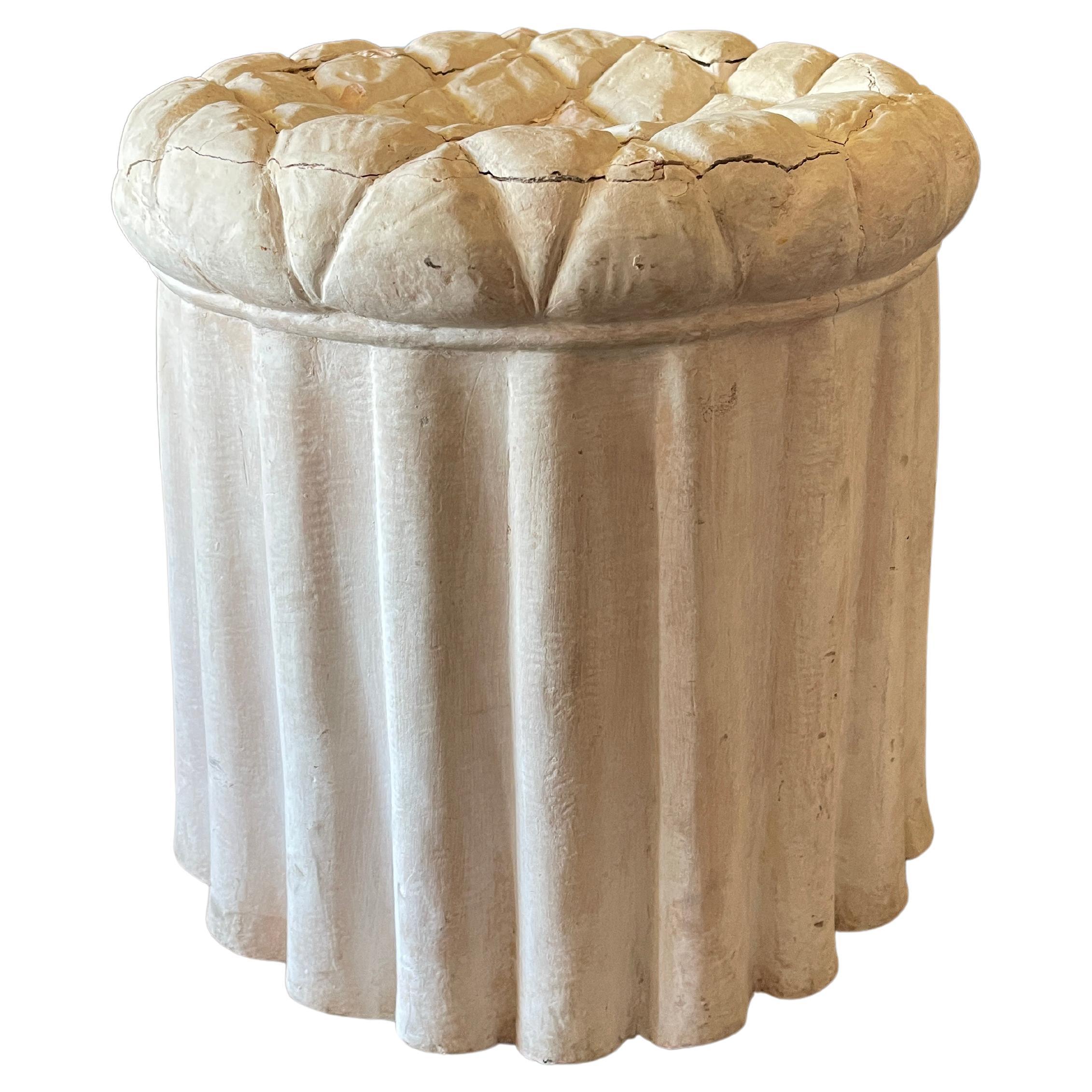 Tabouret d'ottomane en plâtre drapé en trompe l'oeil d'après Serge Roche État moyen - En vente à New York, NY