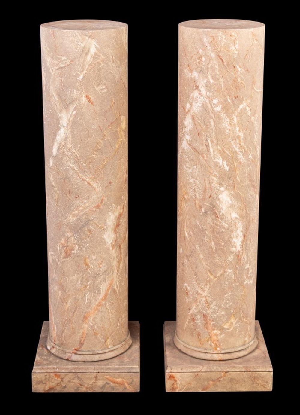 Coppia di piedistalli in legno decorati con vernice di marmo Trompe l'Oeil, 20° secolo, ciascuno di forma tipica. 44