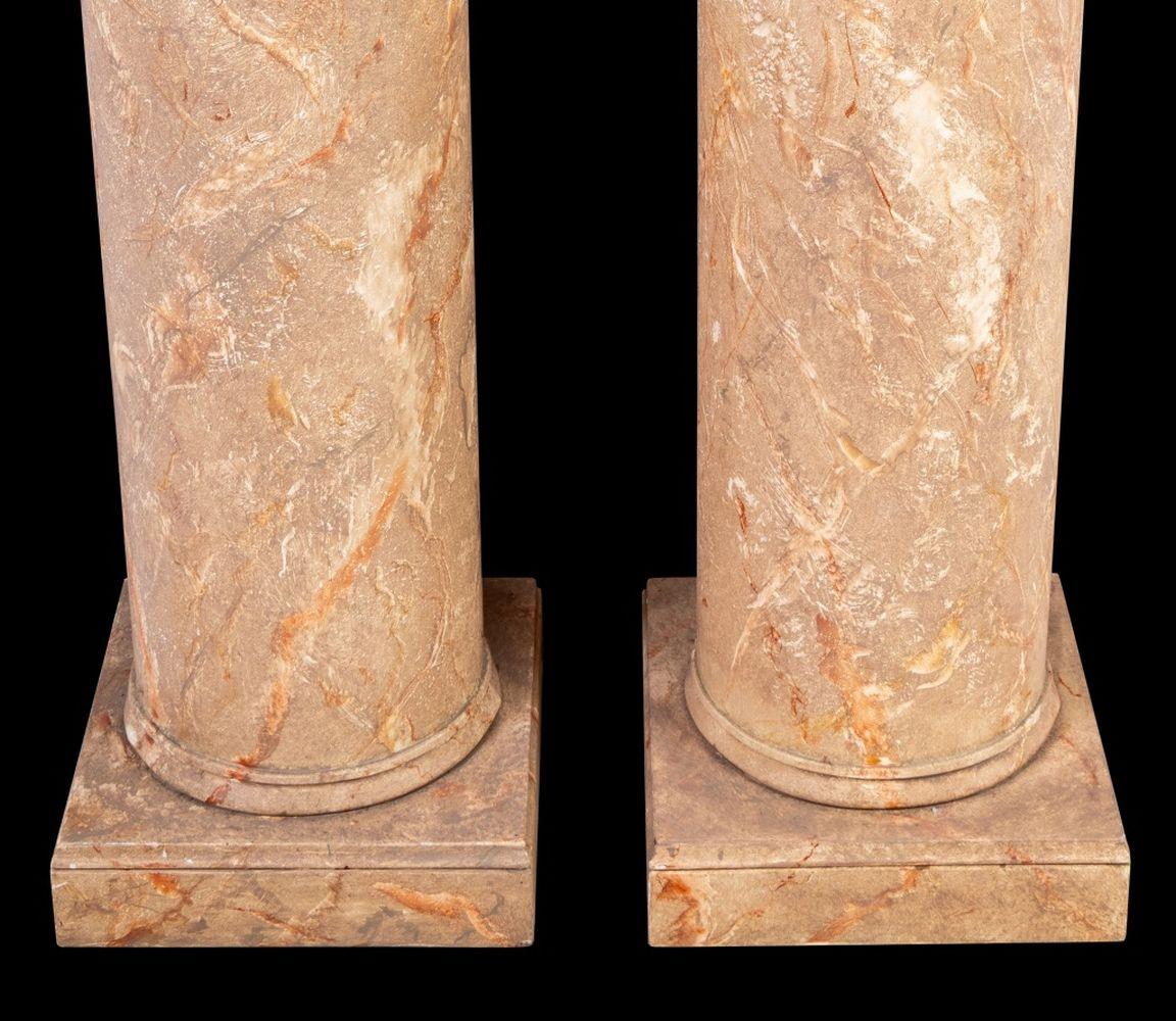 Piedistalli in legno dipinti con marmo Trompe l'Oeil, coppia In condizioni buone in vendita a Astoria, NY