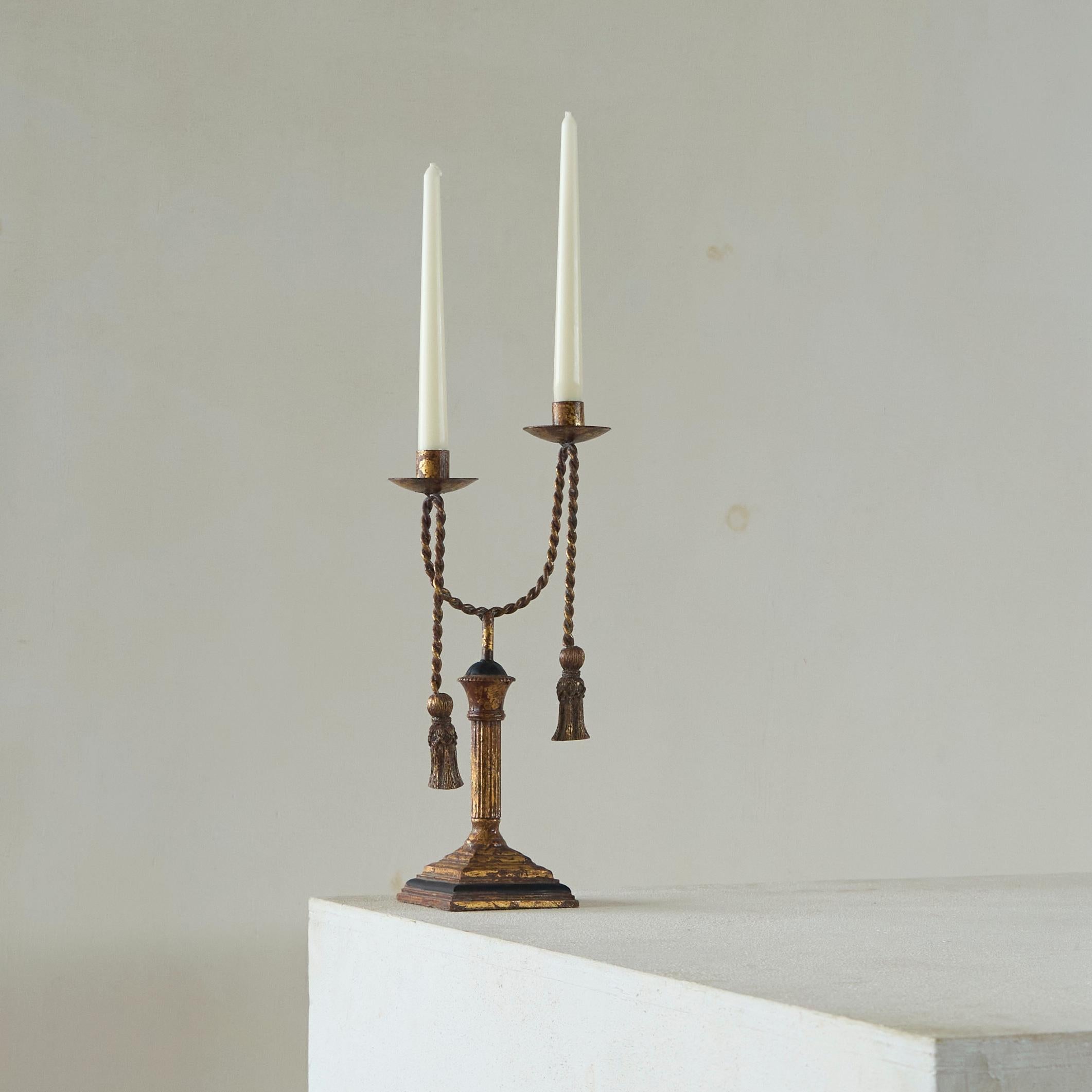 Trompe-l'œil Neoclásico Candelabro de cuerda y borla Años 70.

Estilizado y elegante Portavelas de cuerda y borla Trompe-l'œil con un marcado aspecto neoclásico. Gran uso del efecto Trompe-l'œil en el que la cuerda y las borlas parecen reales y