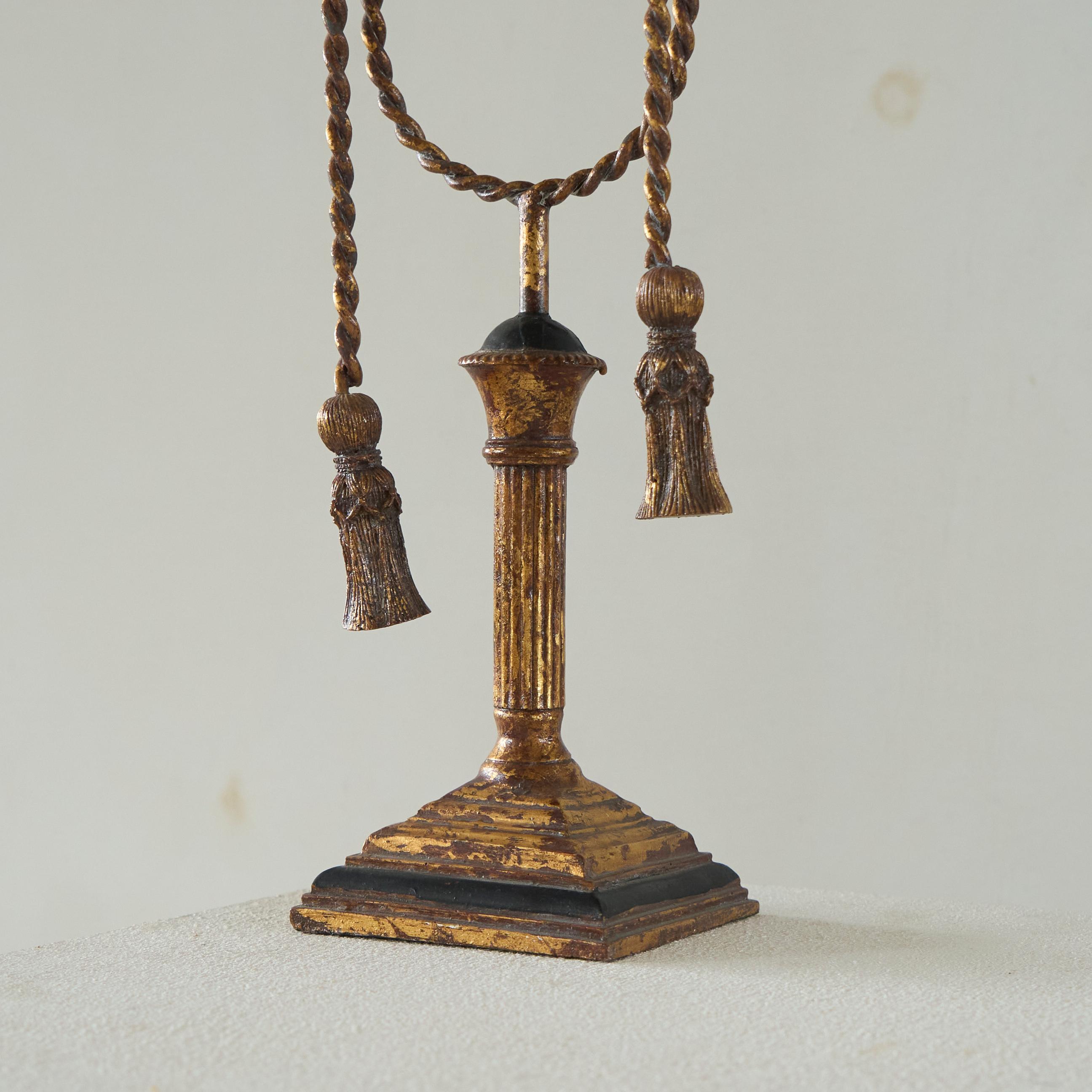 Trompe-l'œil Neoclásico Candelabro de cuerda y borla Años 70 Regencia de Hollywood en venta