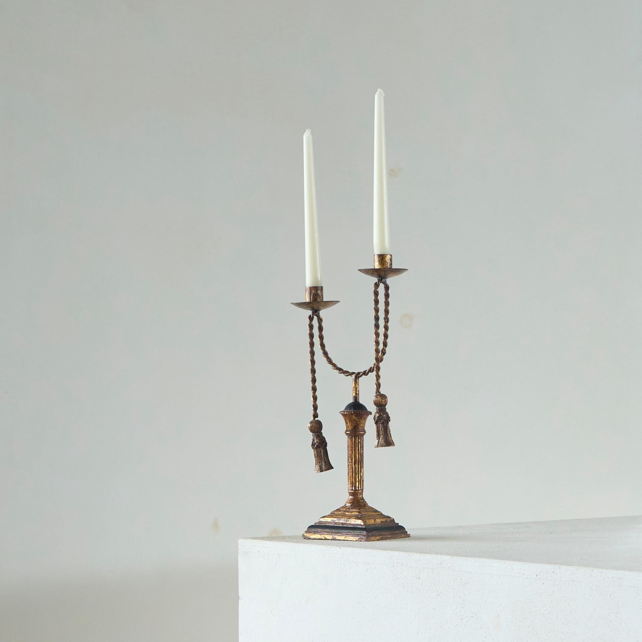 Trompe-l'œil Neoclásico Candelabro de cuerda y borla Años 70 Latón en venta