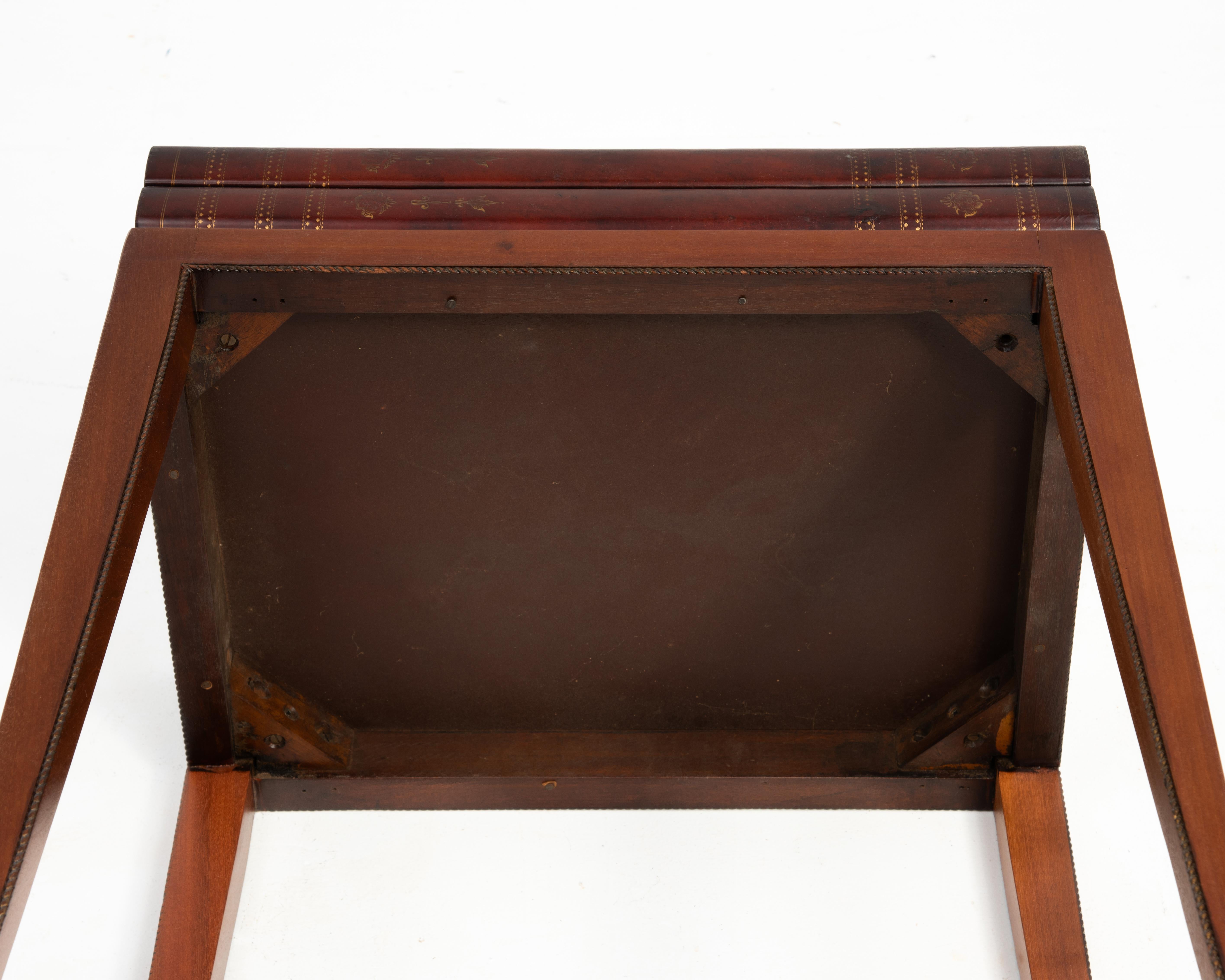 Trompe l'Oeil Faux Stacked Bücher Holz Leder-Tisch mit einer Schublade und konisch zulaufenden Beinen im Angebot 3