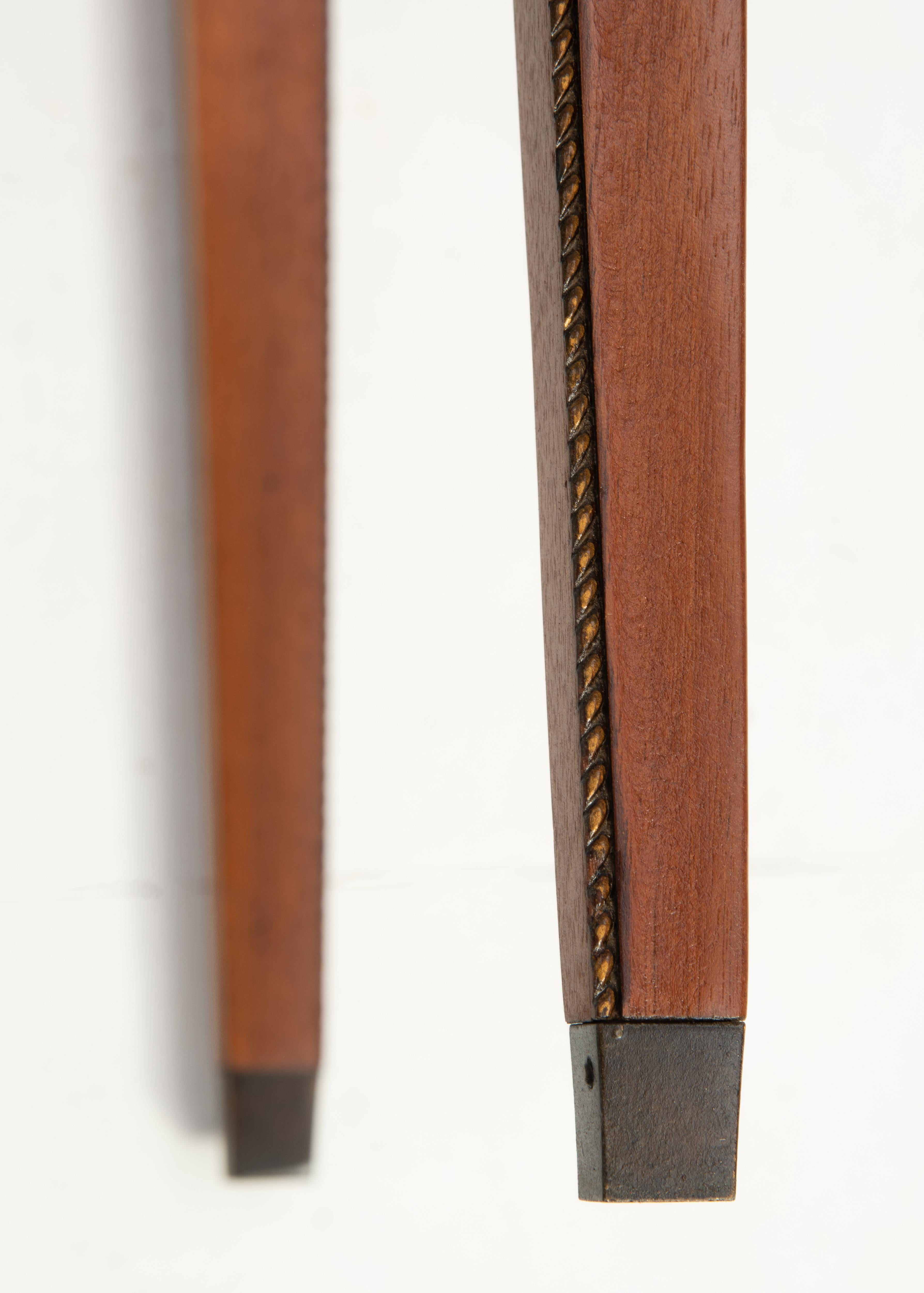 Trompe l'Oeil Faux Stacked Bücher Holz Leder-Tisch mit einer Schublade und konisch zulaufenden Beinen im Angebot 4
