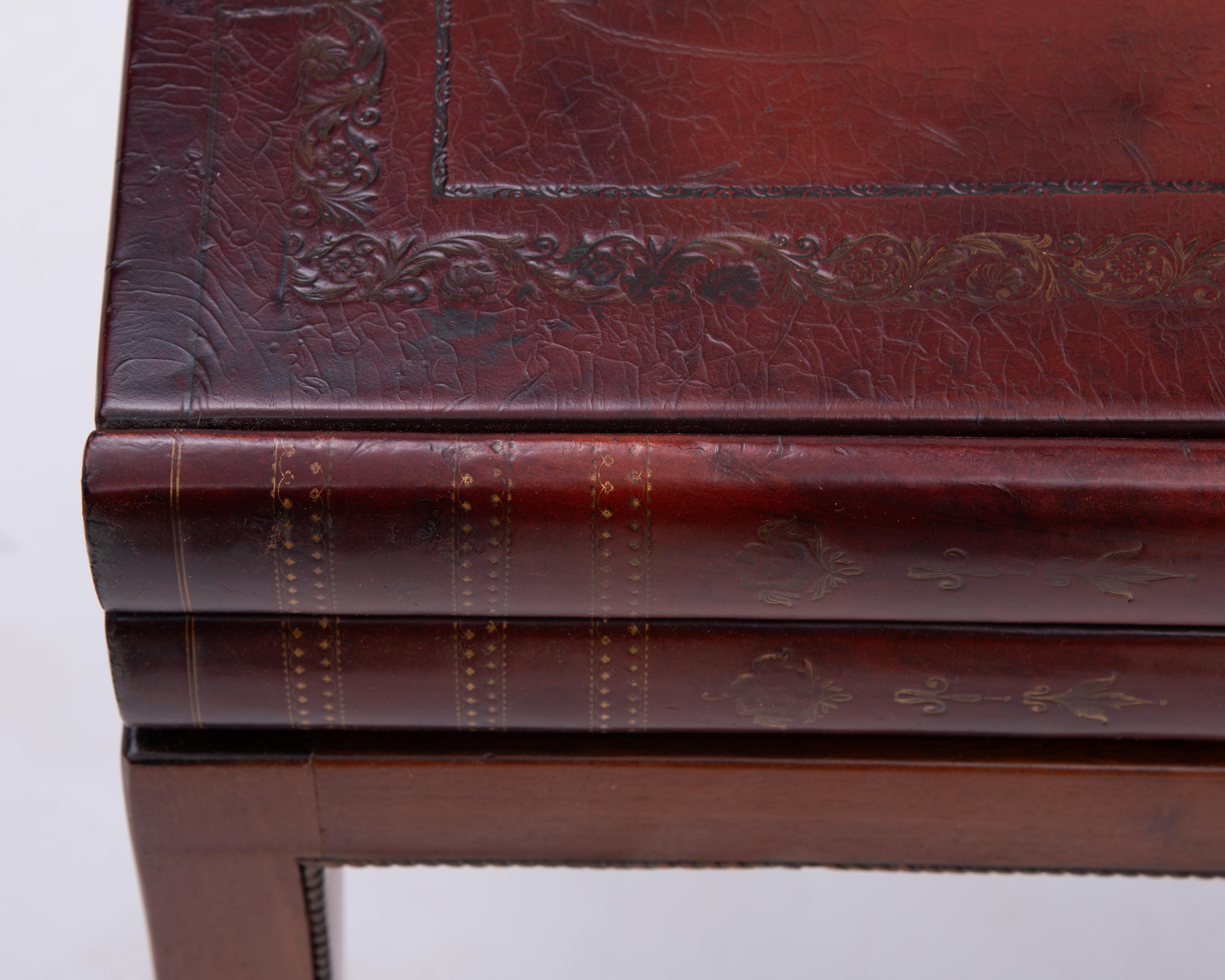 Trompe l'Oeil Faux Stacked Bücher Holz Leder-Tisch mit einer Schublade und konisch zulaufenden Beinen im Angebot 6