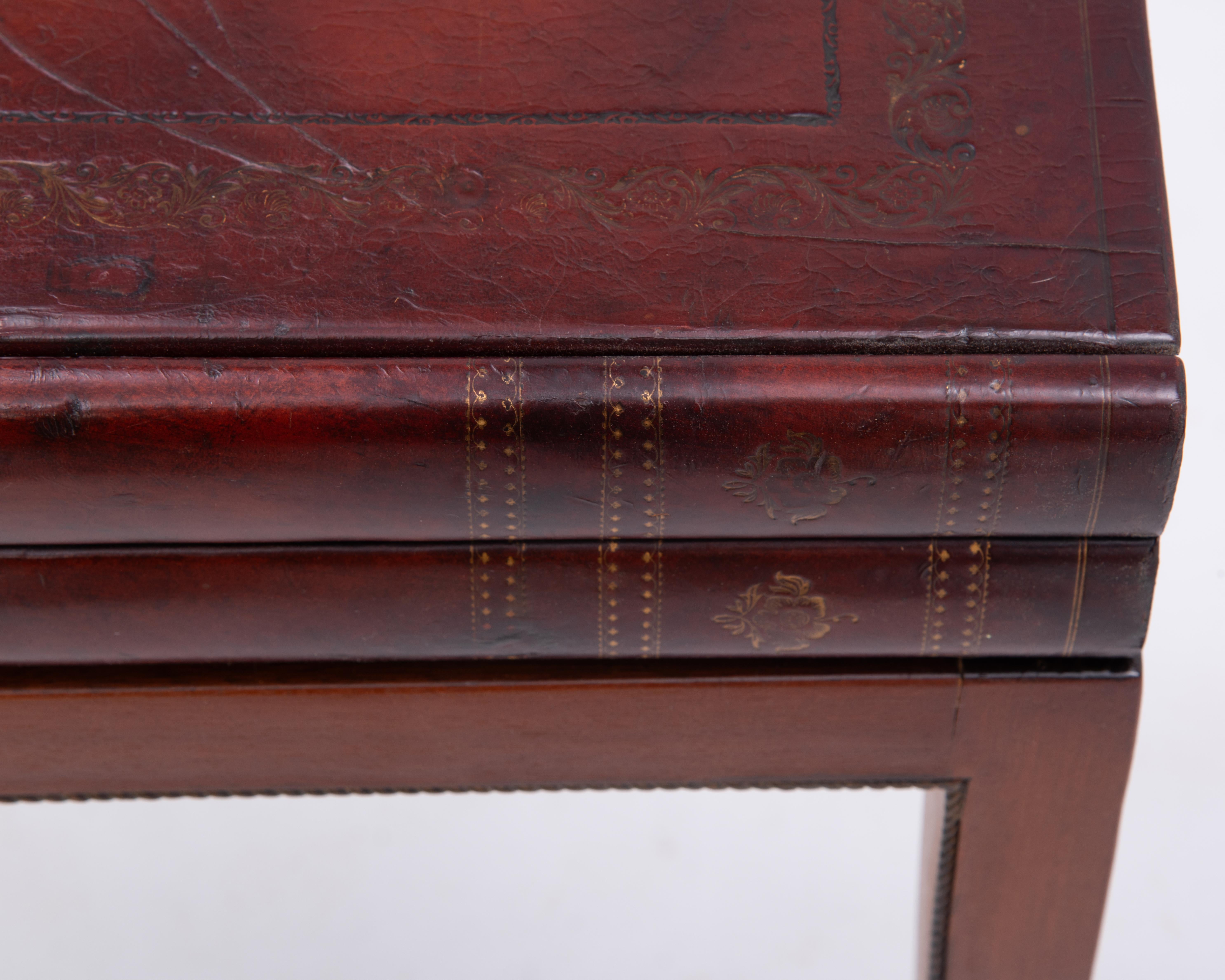 Trompe l'Oeil Faux Stacked Bücher Holz Leder-Tisch mit einer Schublade und konisch zulaufenden Beinen im Angebot 7