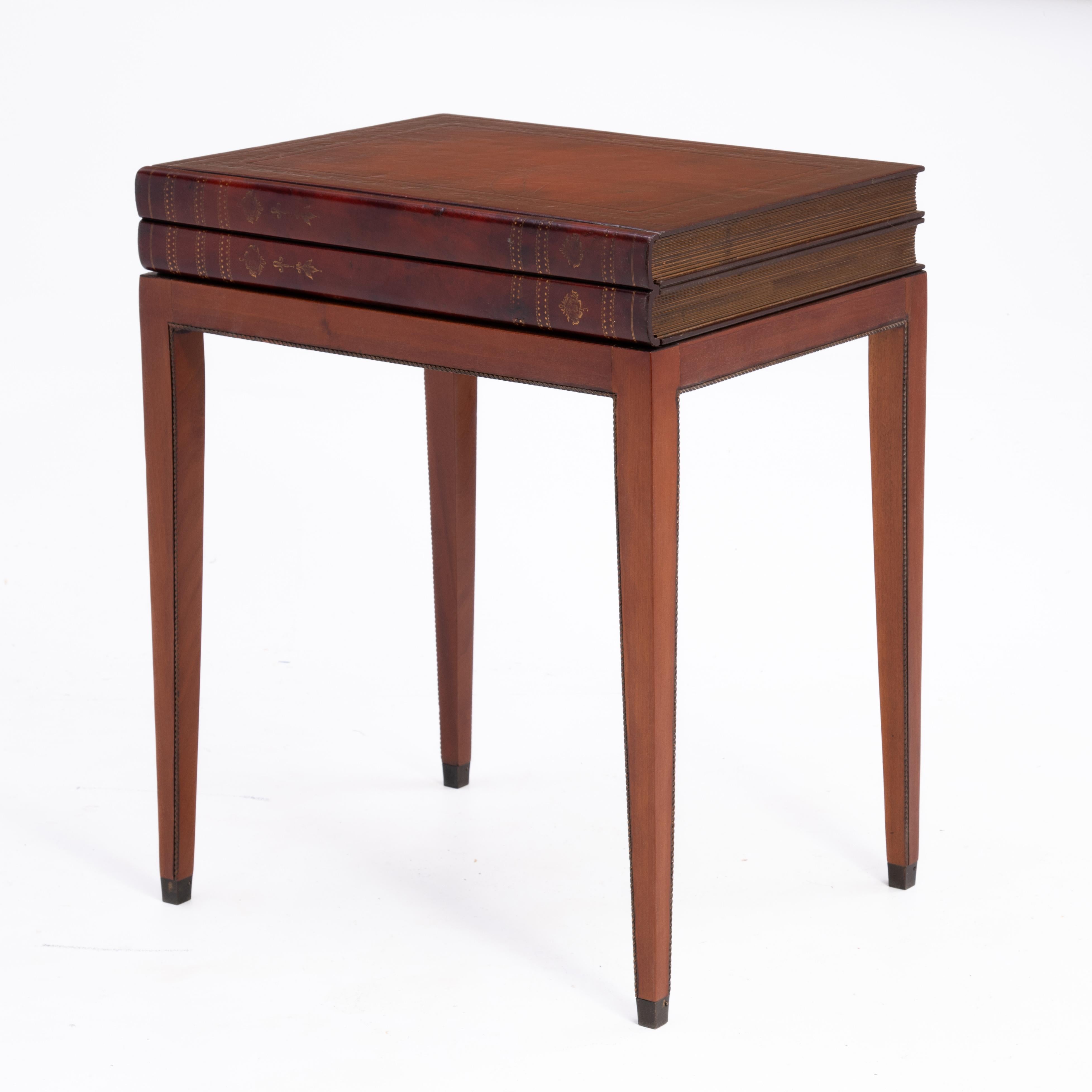 Trompe l'Oeil Faux Stacked Bücher Holz Leder-Tisch mit einer Schublade und konisch zulaufenden Beinen (20. Jahrhundert) im Angebot