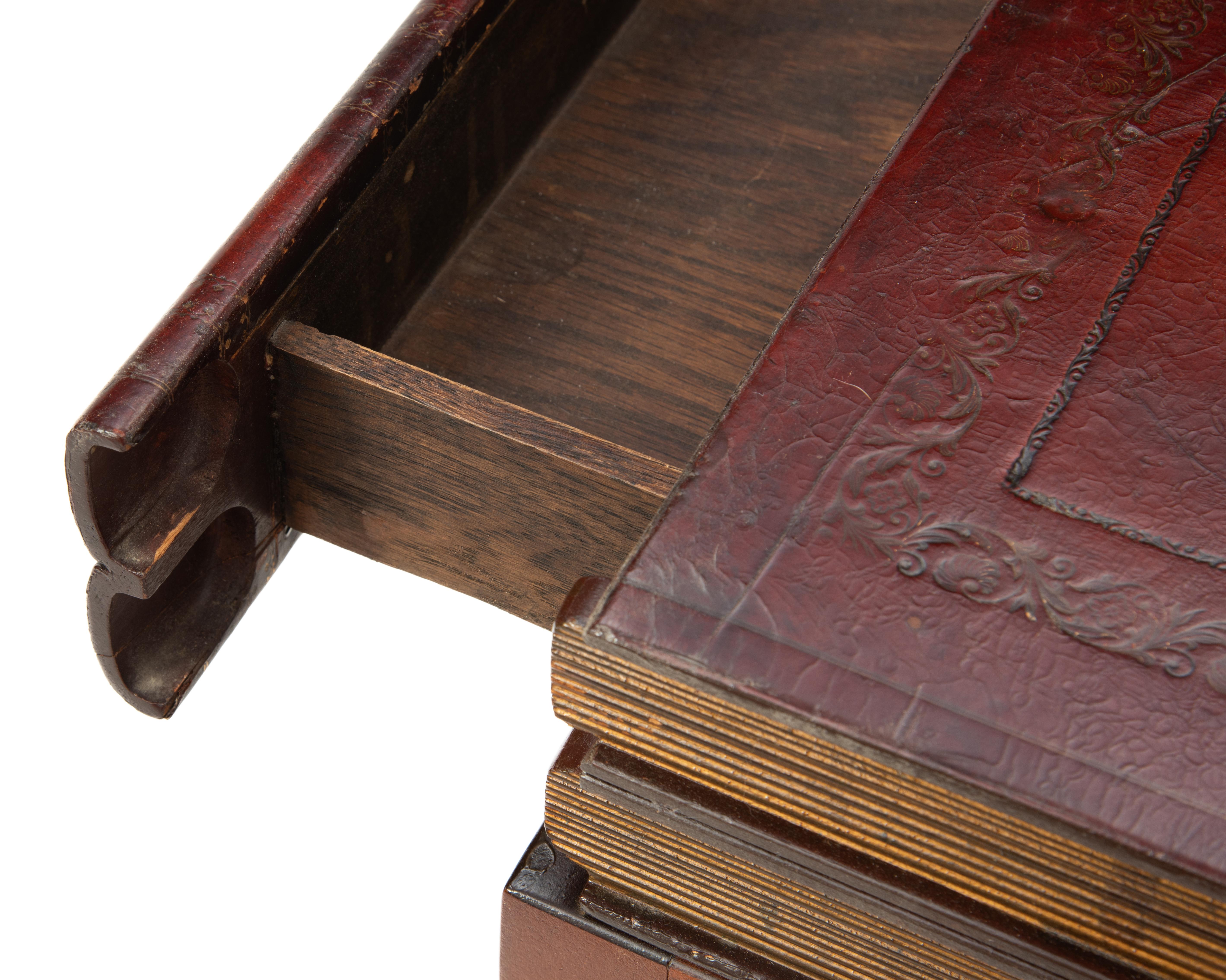 Trompe l'Oeil Faux Stacked Bücher Holz Leder-Tisch mit einer Schublade und konisch zulaufenden Beinen im Angebot 2