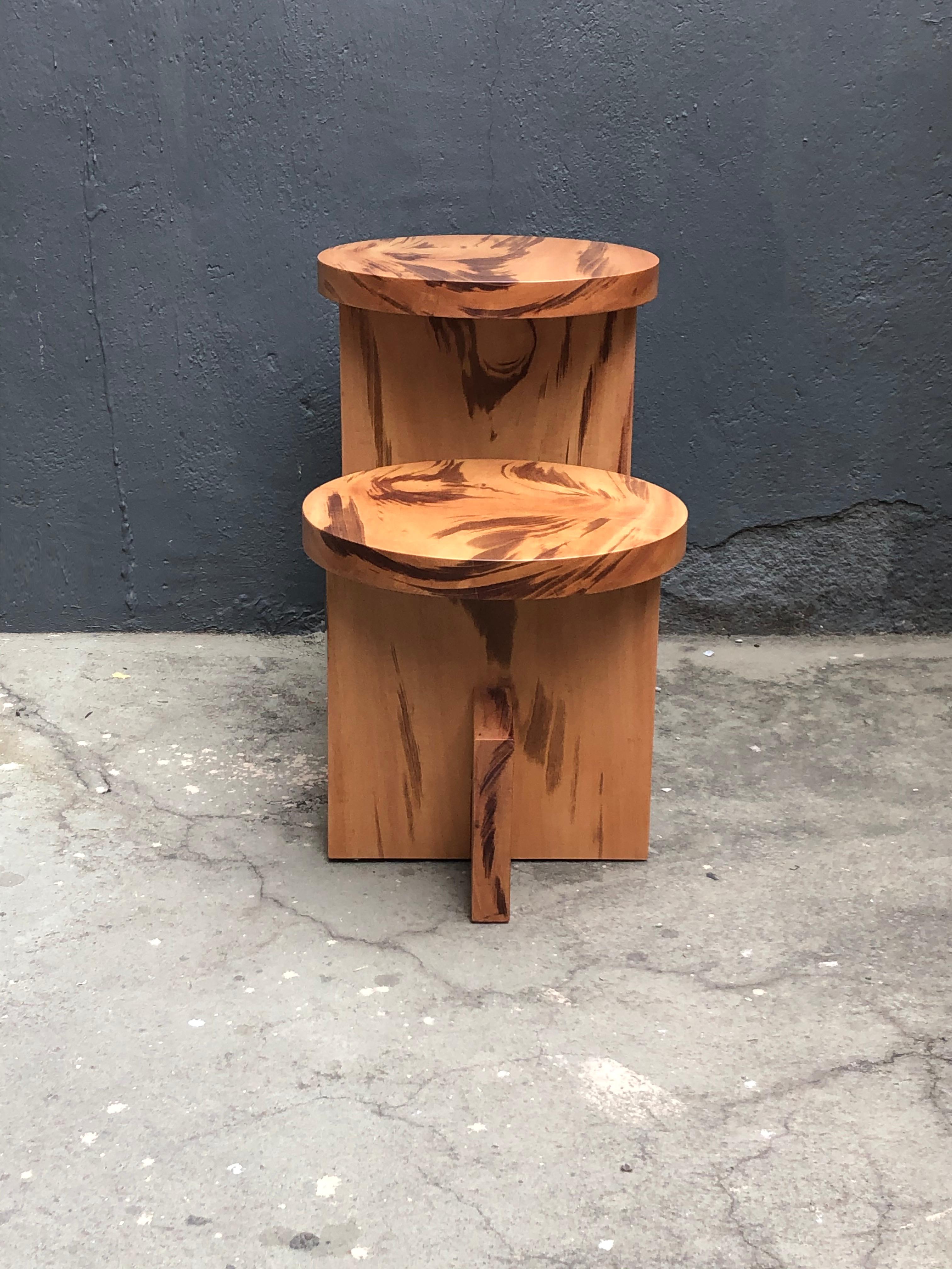 Brésilien Table d'appoint ou table basse contemporaine brésilienne Trompete en bois massif en vente