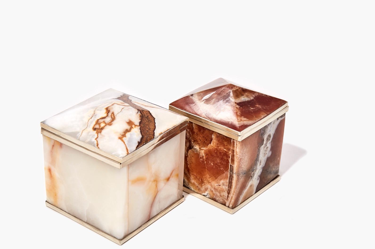 Moderne Mini-boîte moyenne Tronador, pierre en onyx Brown et alpaga Silver en vente