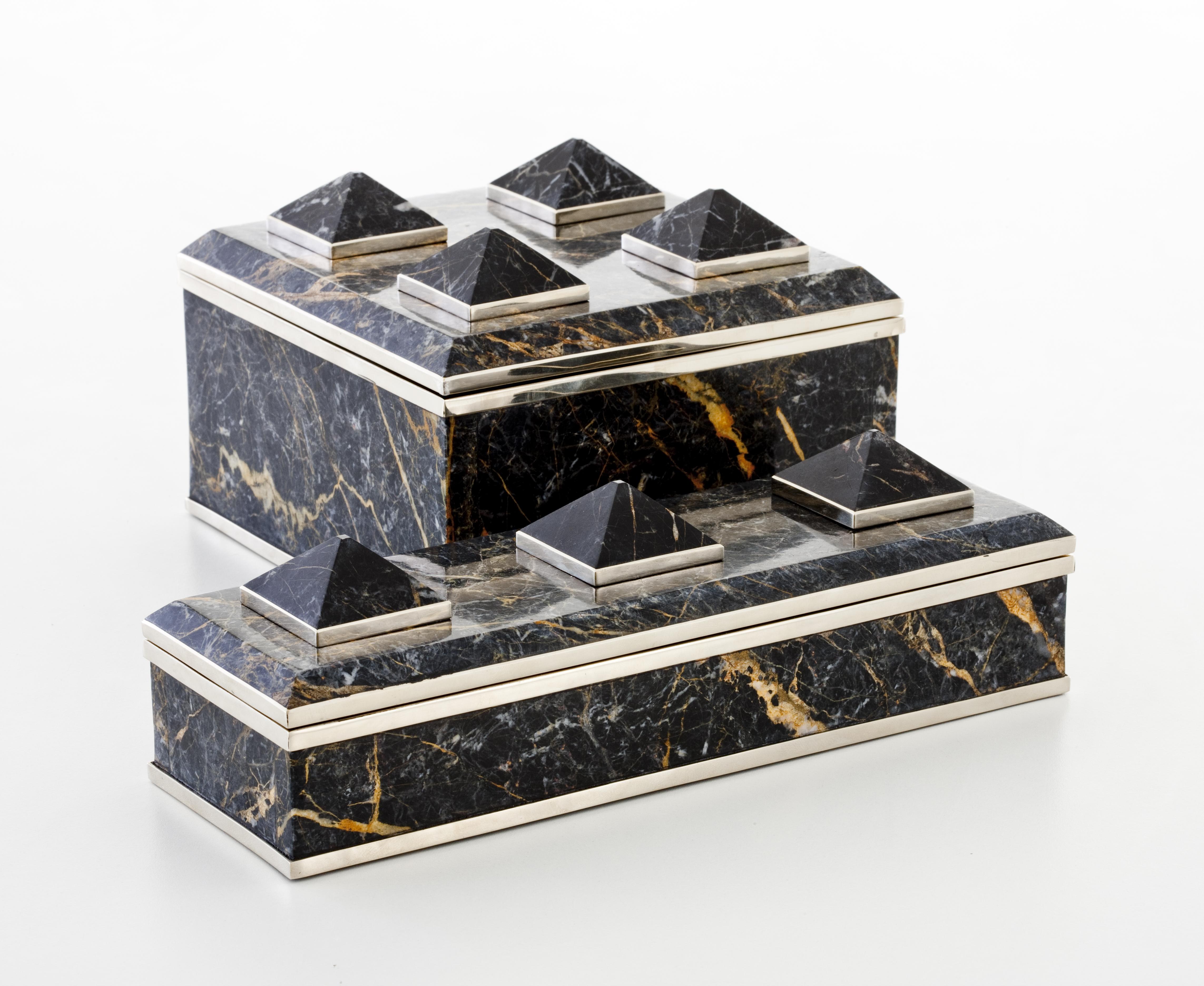 Sculpté Tronador Boîte rectangulaire en pierre d'onyx noir en vente