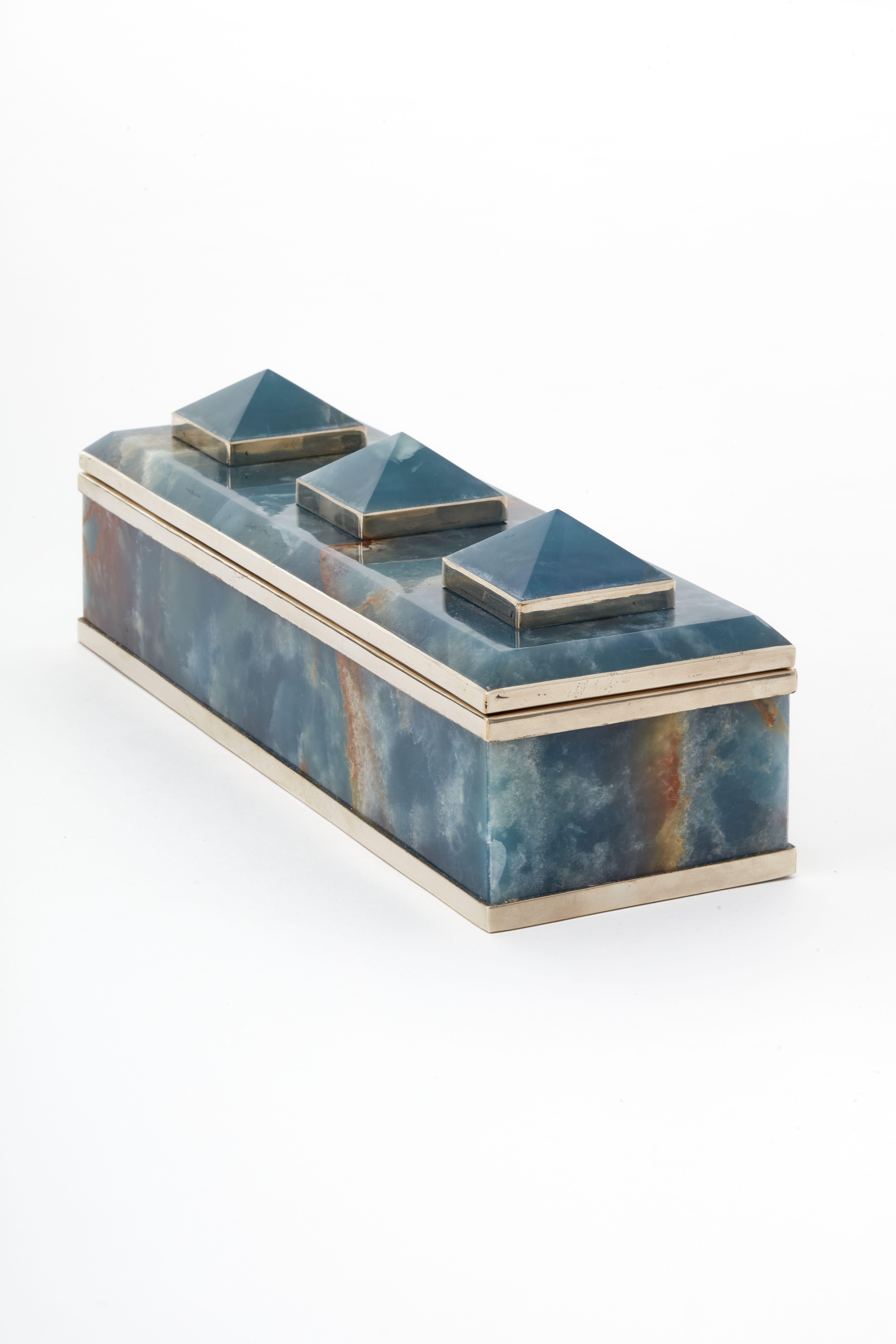 La forma del volcán inactivo Tronador nos recordó la idea piramidal de nuestras cajas que componen esta colección. Con una base rectangular o cuadrada, la caja es un reflejo de este magnífico monte inactivo entre Argentina y Chile, que forma parte