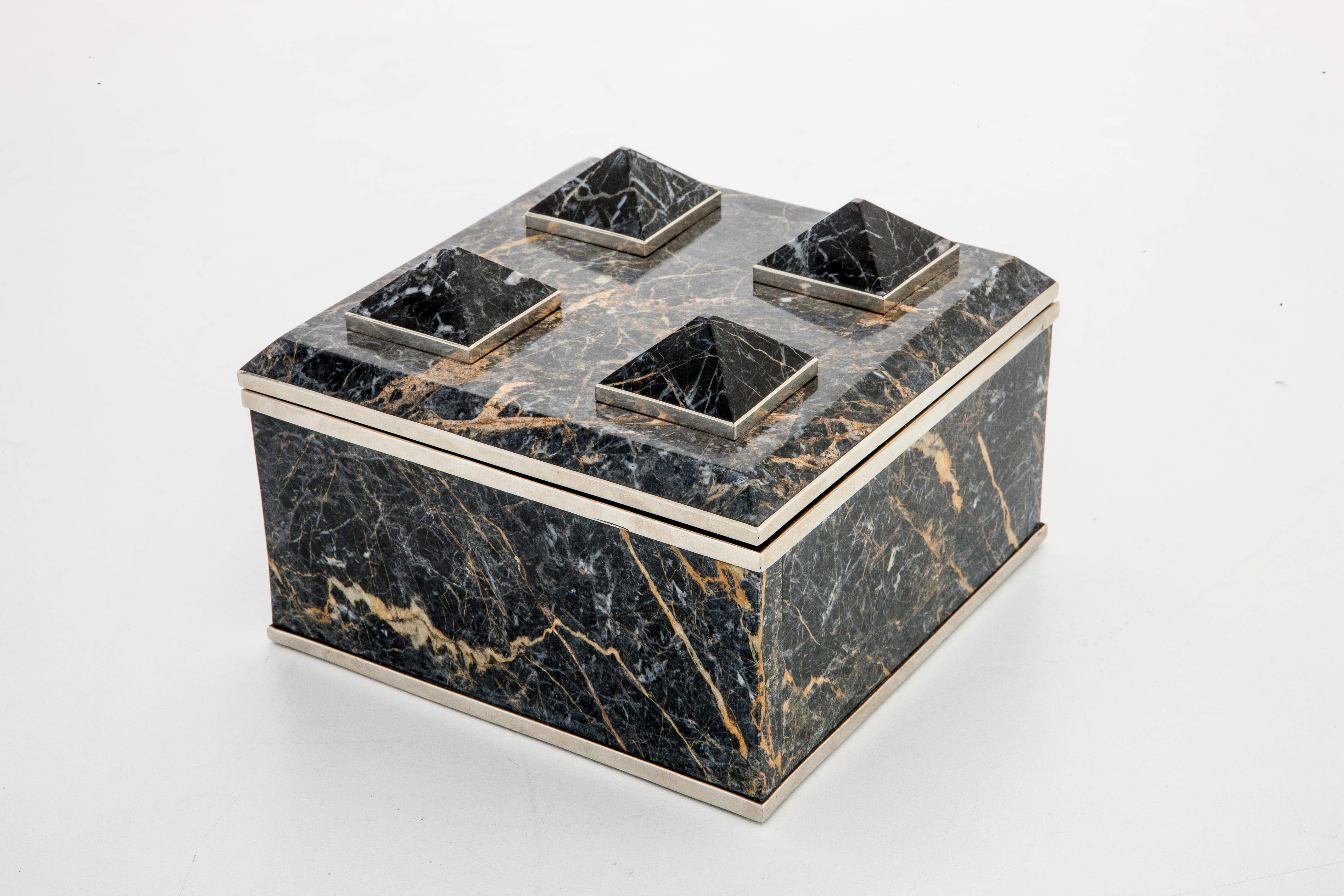 The shape of the inactive Tronador volcano reminded us of the pyramid shaped idea of our boxes that make up this collection. With a rectangular or square base, the box is a reflection of this magnificent inactive mount between Argentina and Chile, a