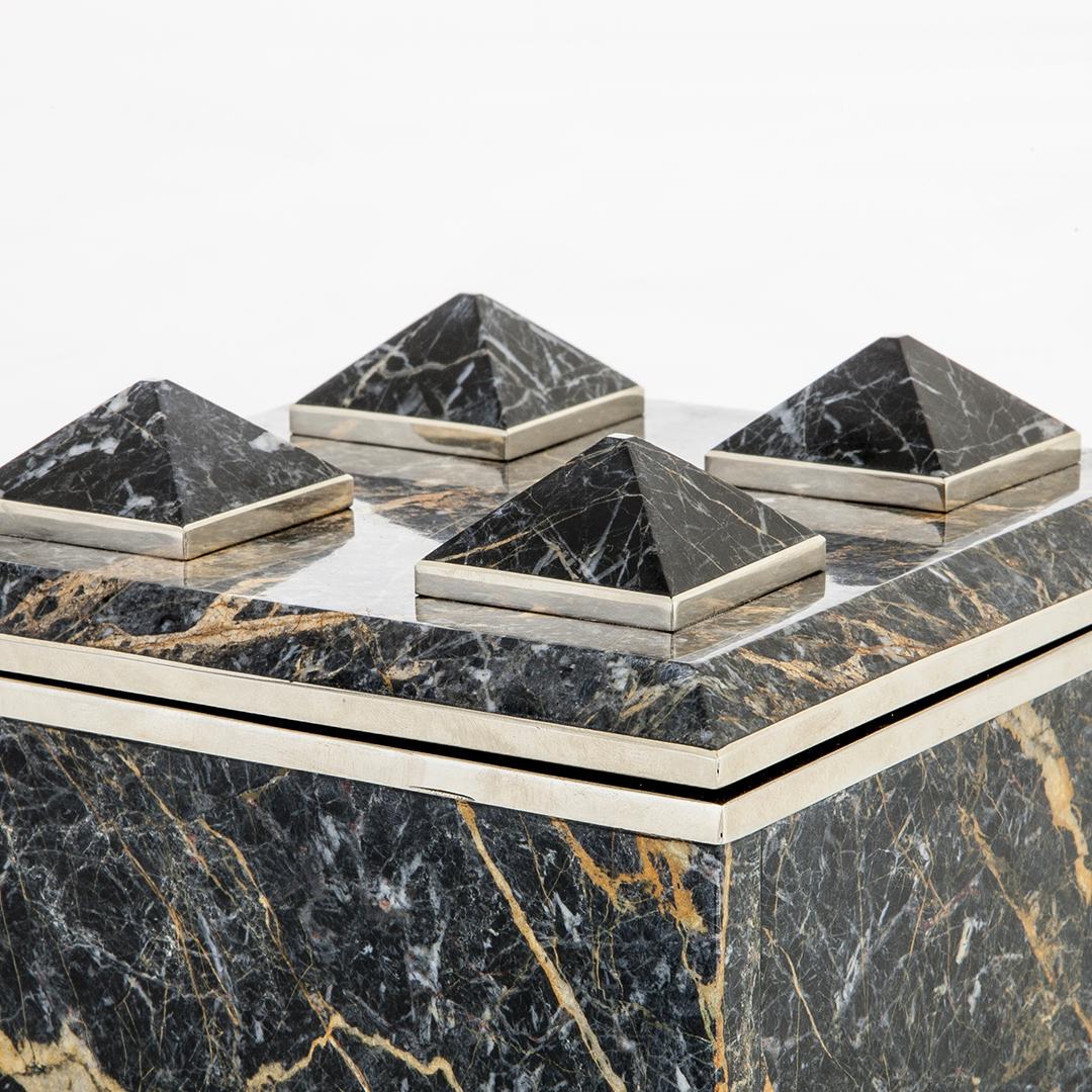 Argentin Boîte carrée Tronador en pierre d'onyx noir en vente