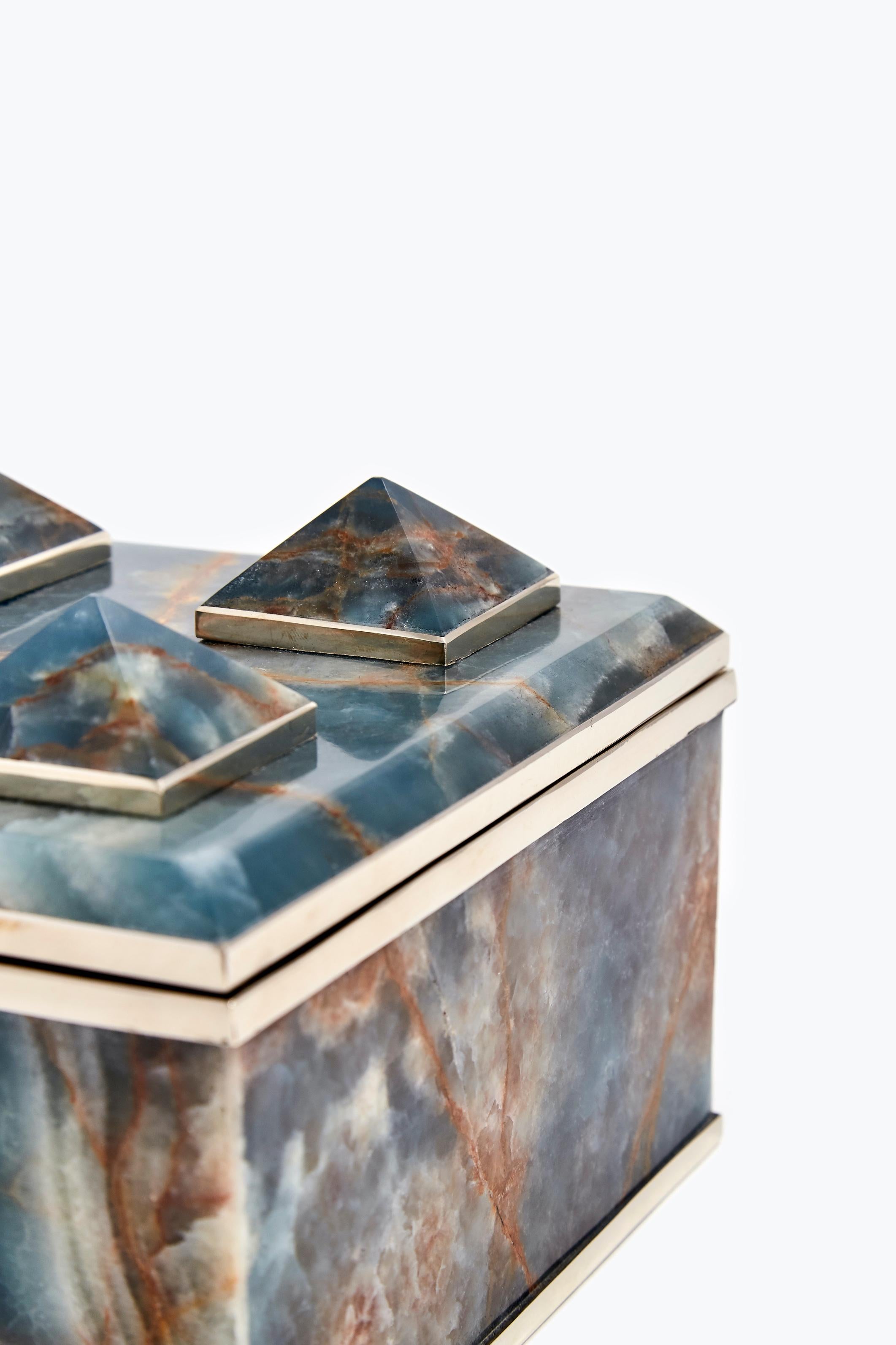 Argentin Boîte carrée Tronador en pierre d'onyx bleu en vente