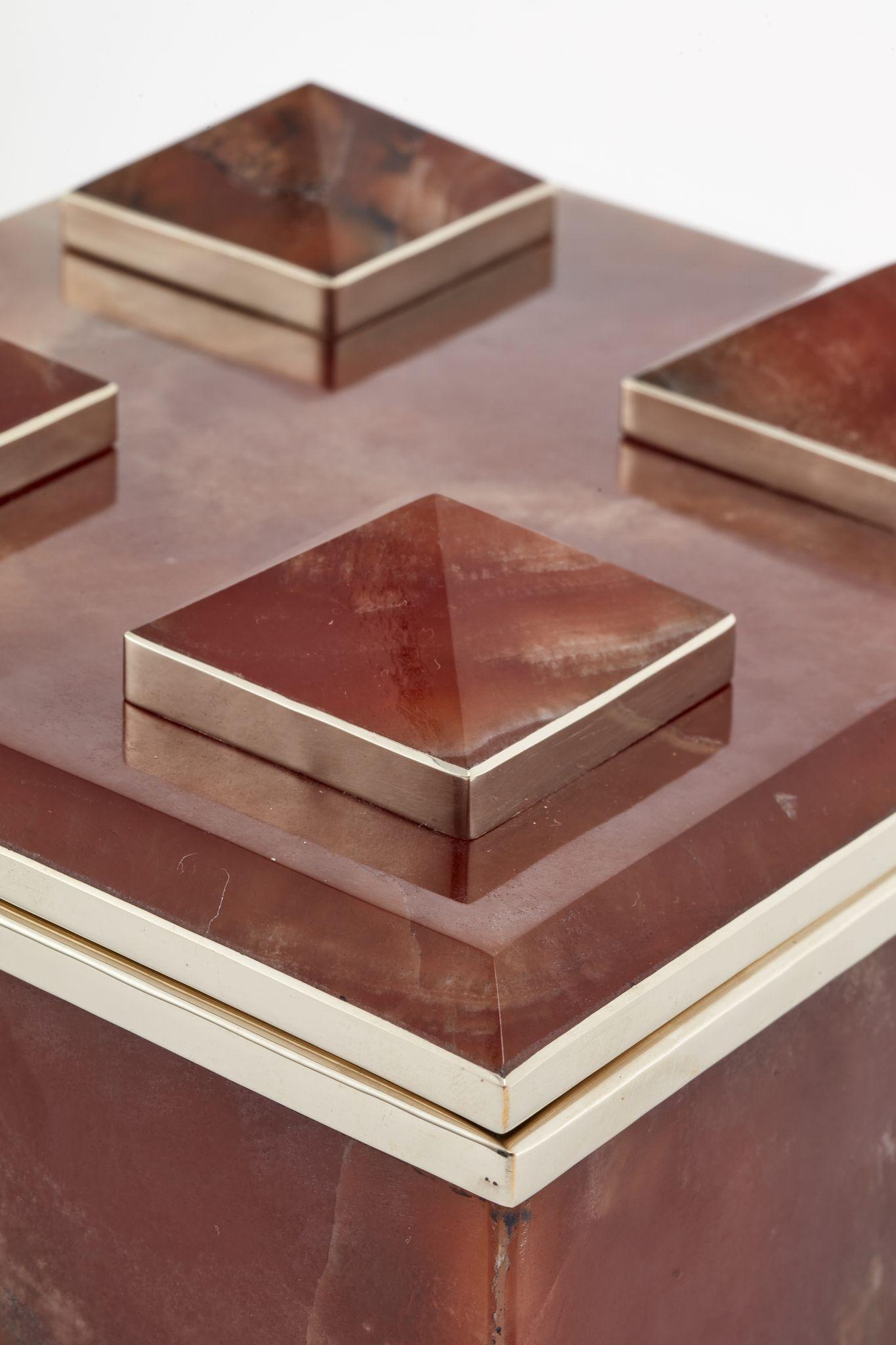 Moderne Boîte Tronador carrée en pierre d'onyx bordeaux en vente