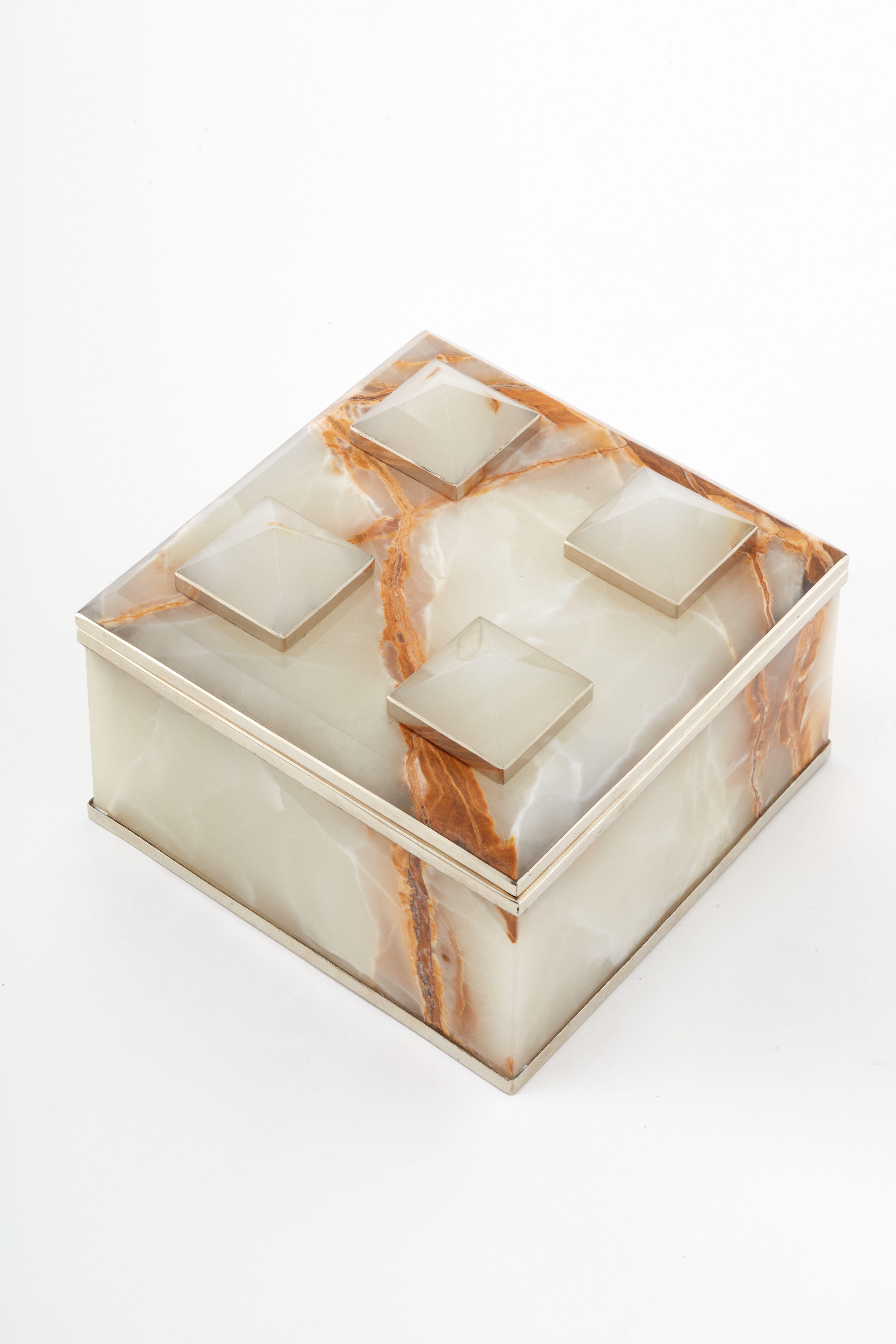 La forma del volcán inactivo Tronador nos recordó la idea piramidal de nuestras cajas que componen esta colección. Con una base rectangular o cuadrada, la caja es un reflejo de este magnífico monte inactivo entre Argentina y Chile, que forma parte