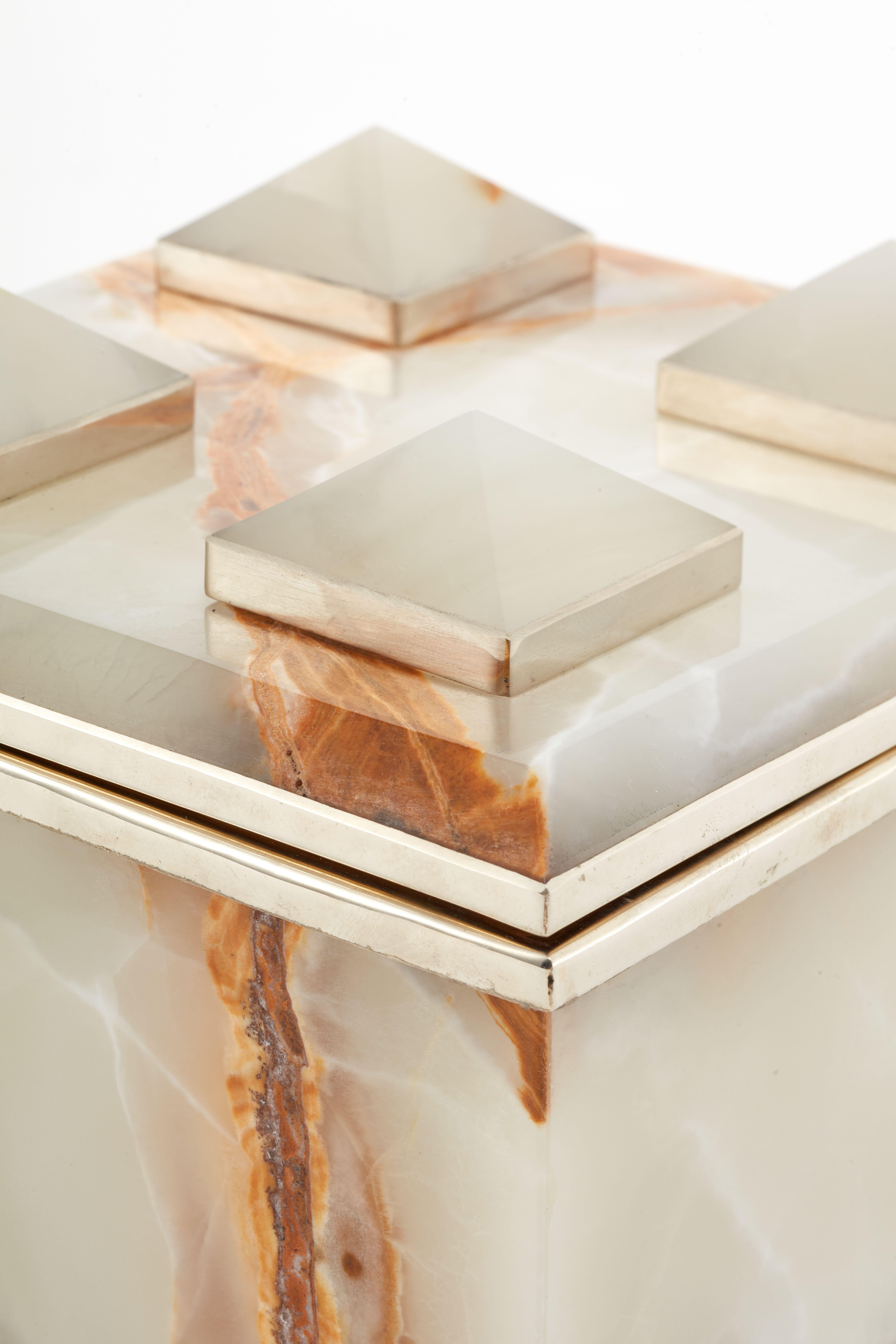 Caja cuadrada de piedra de ónice crema Tronador Moderno en venta