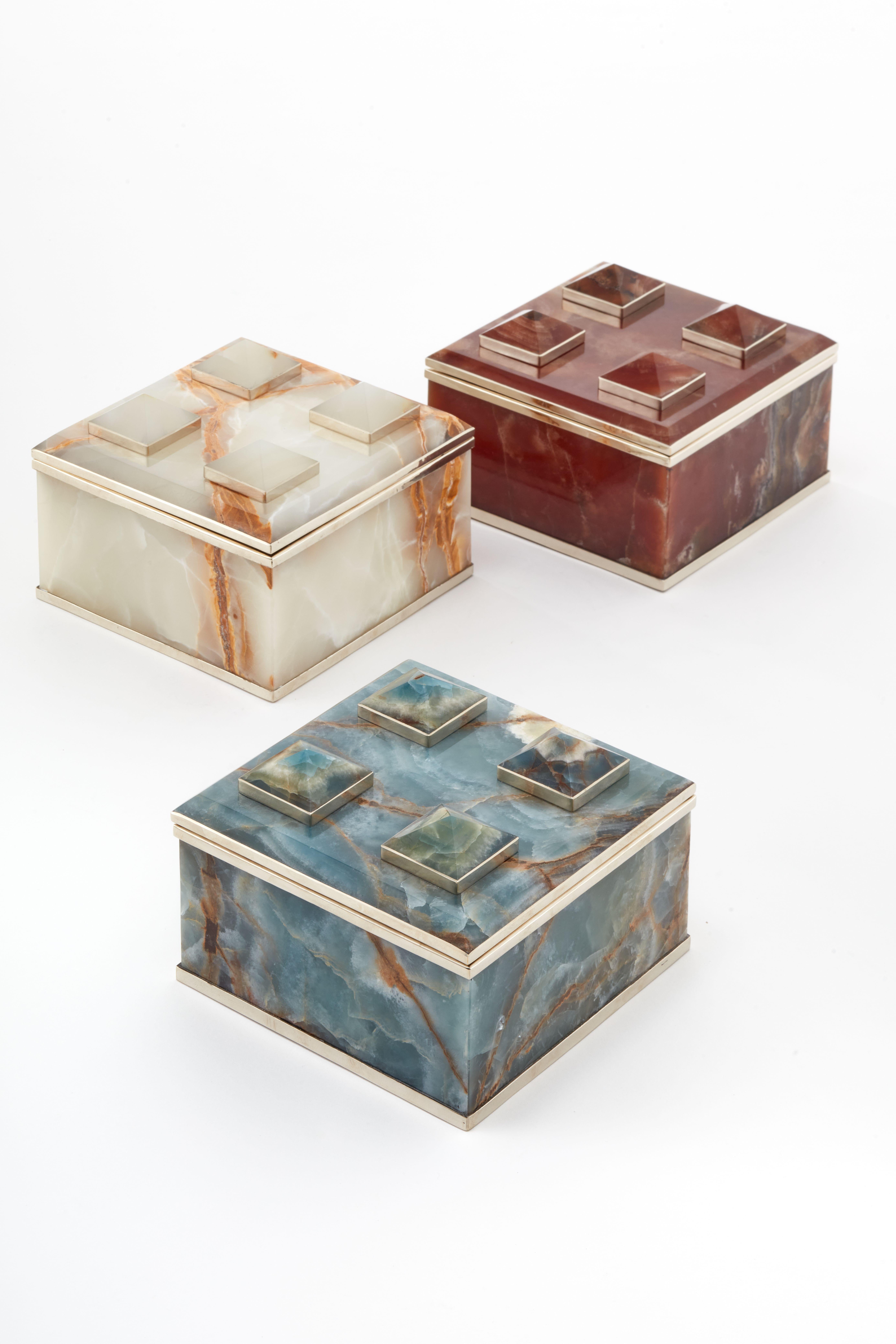 Caja cuadrada de piedra de ónice crema Tronador Argentino en venta