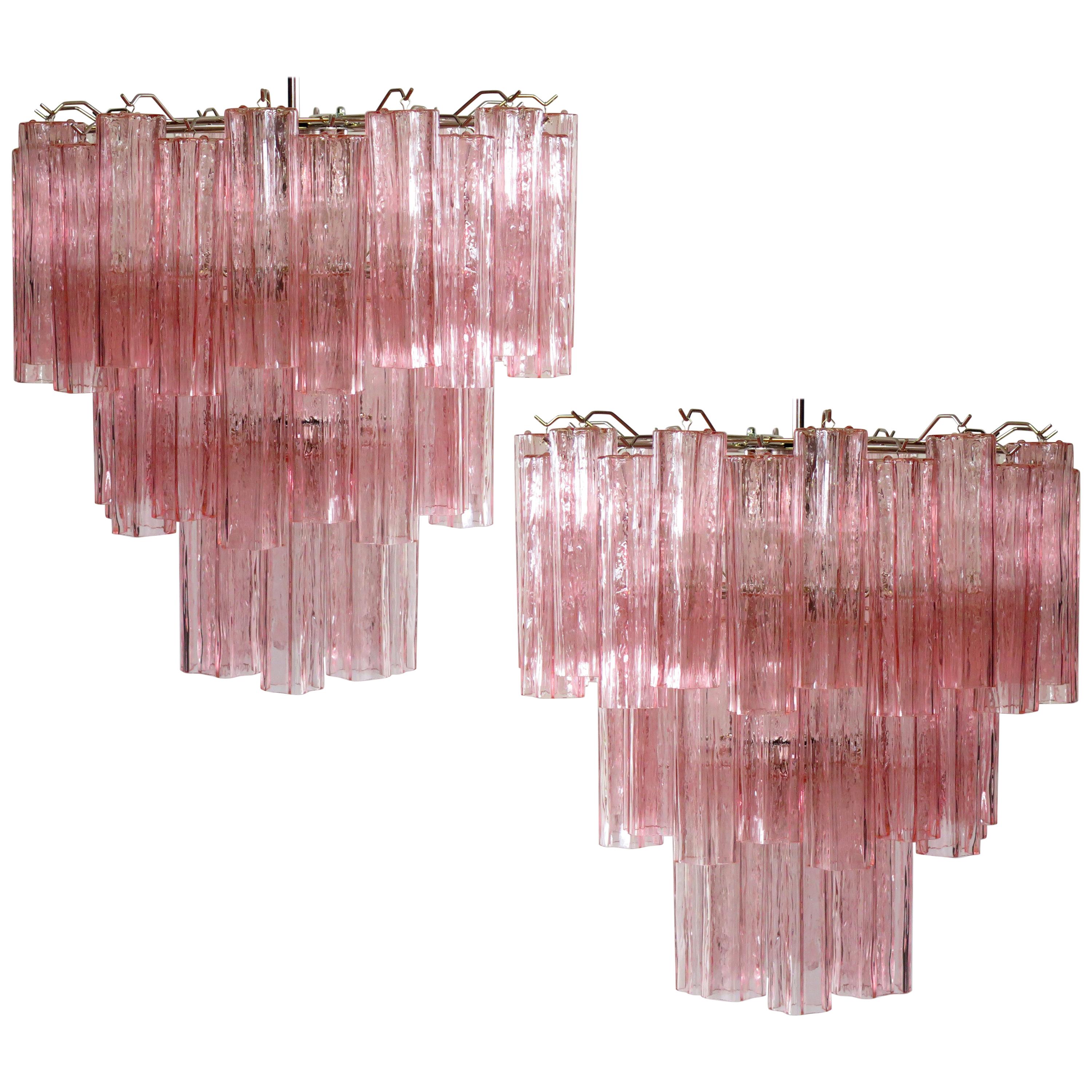 Three-tier Murano glass tube chandelier, 48 pink glasses, Mid-Century Modern
Italian vintage chandelier in Murano glass and nickel-plated metal structure. The armour polished nickel supports 48 large pink glass tubes in a star shape. The glasses