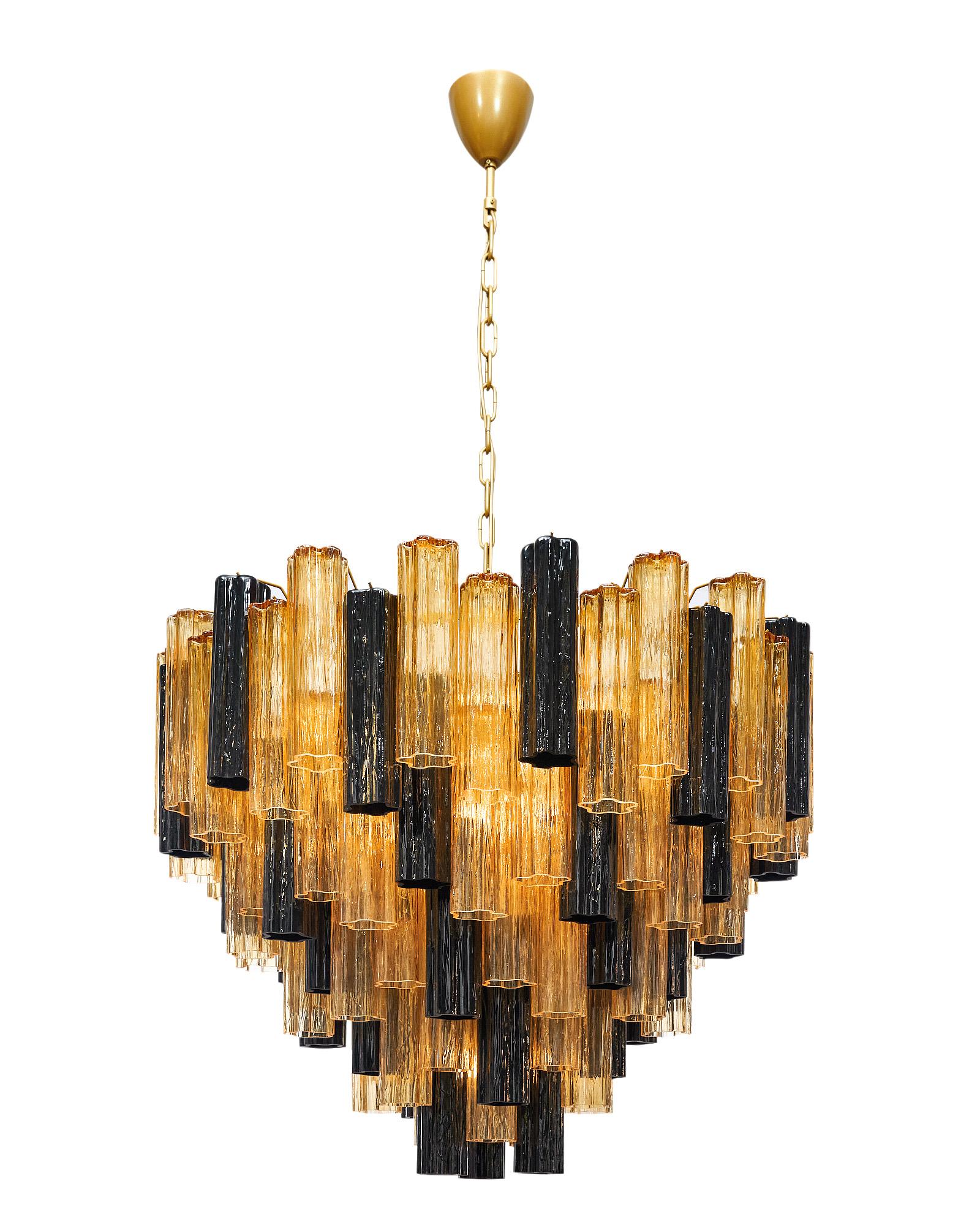 Lampadario in vetro di Murano di Alberto Dona. Questo pezzo, proveniente dall'Italia, combina componenti in vetro soffiato a mano a forma di 