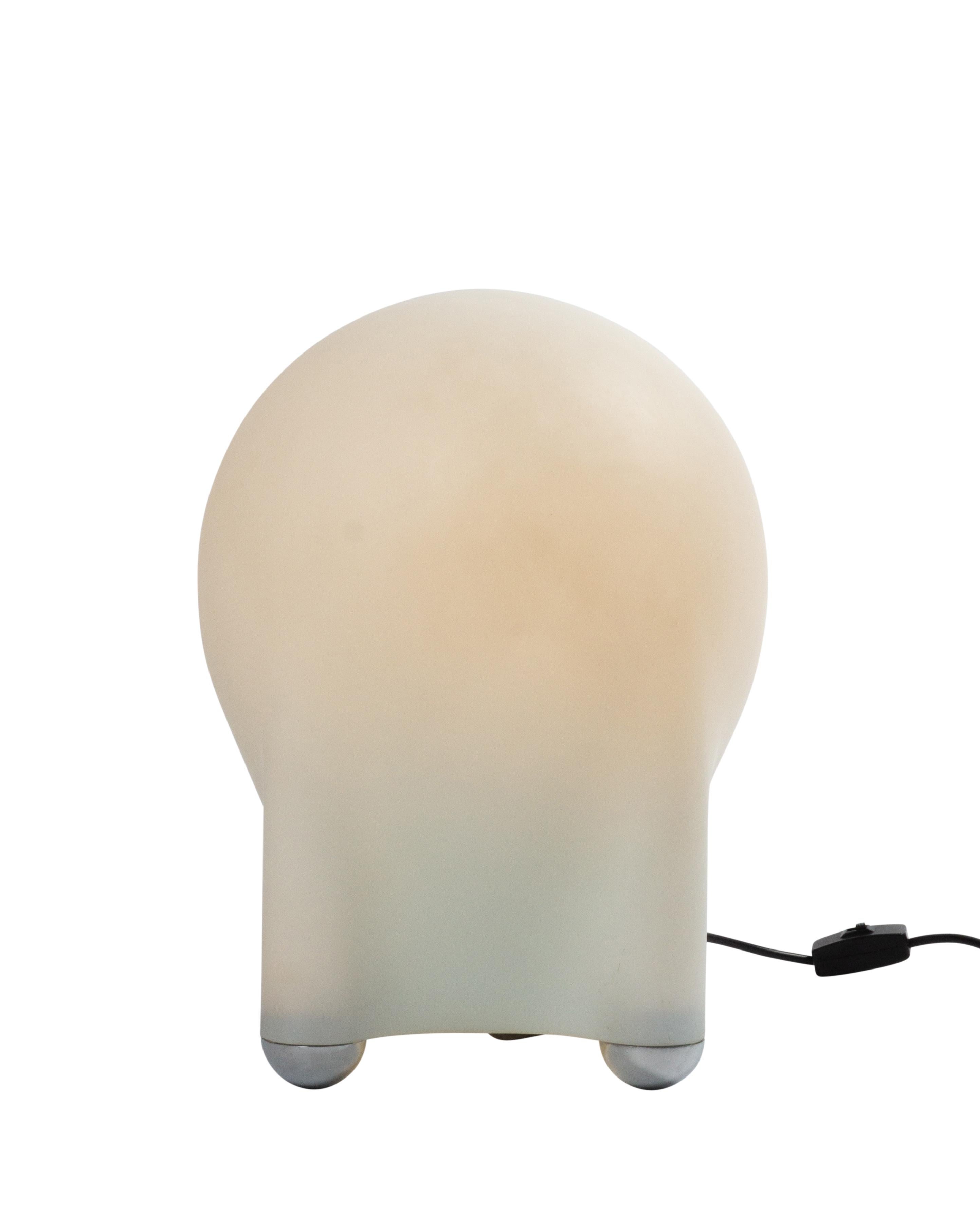 Tronconi by giotto stoppino ‘drop’ table lamp. Highly respected italiaan architect designed a few lights, this is one of his master piece. Sculptured beauty is made out of opaline glass and a metaal frame.

It has been chipped on the foot of the