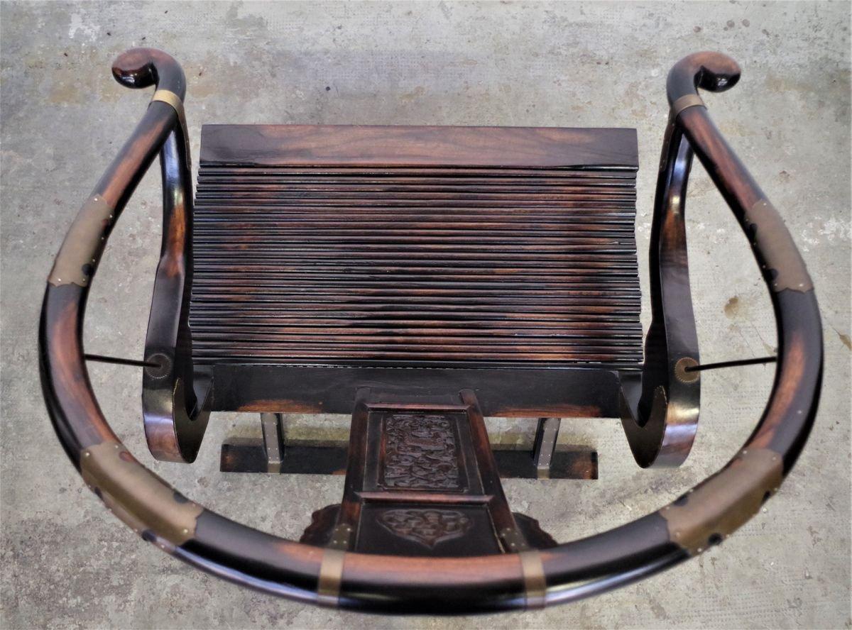 Este buen ejemplo de silla de época, atribuido al diseñador Ming, es un excelente ejemplo de la artesanía italiana de principios del siglo XX. Fabricada entre 1920 y 1929, la silla se distingue por la elegancia de sus líneas y la riqueza de su