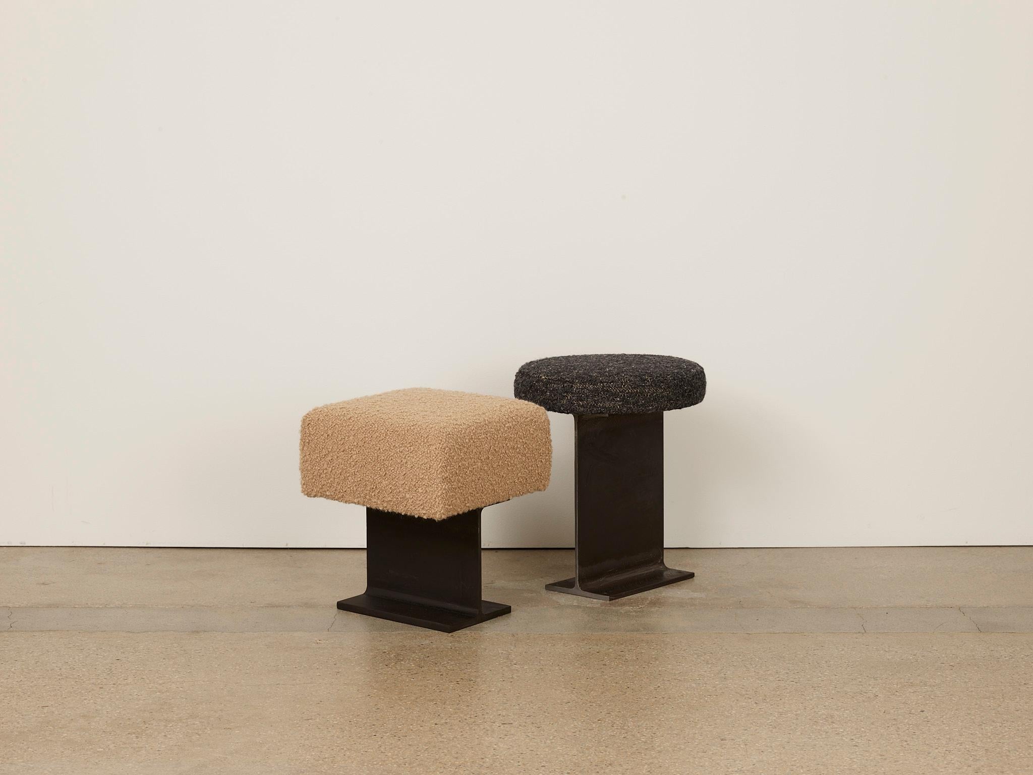 Beigefarbener Trono-Block-Stuhl von Umberto Bellardi Ricci (21. Jahrhundert und zeitgenössisch) im Angebot