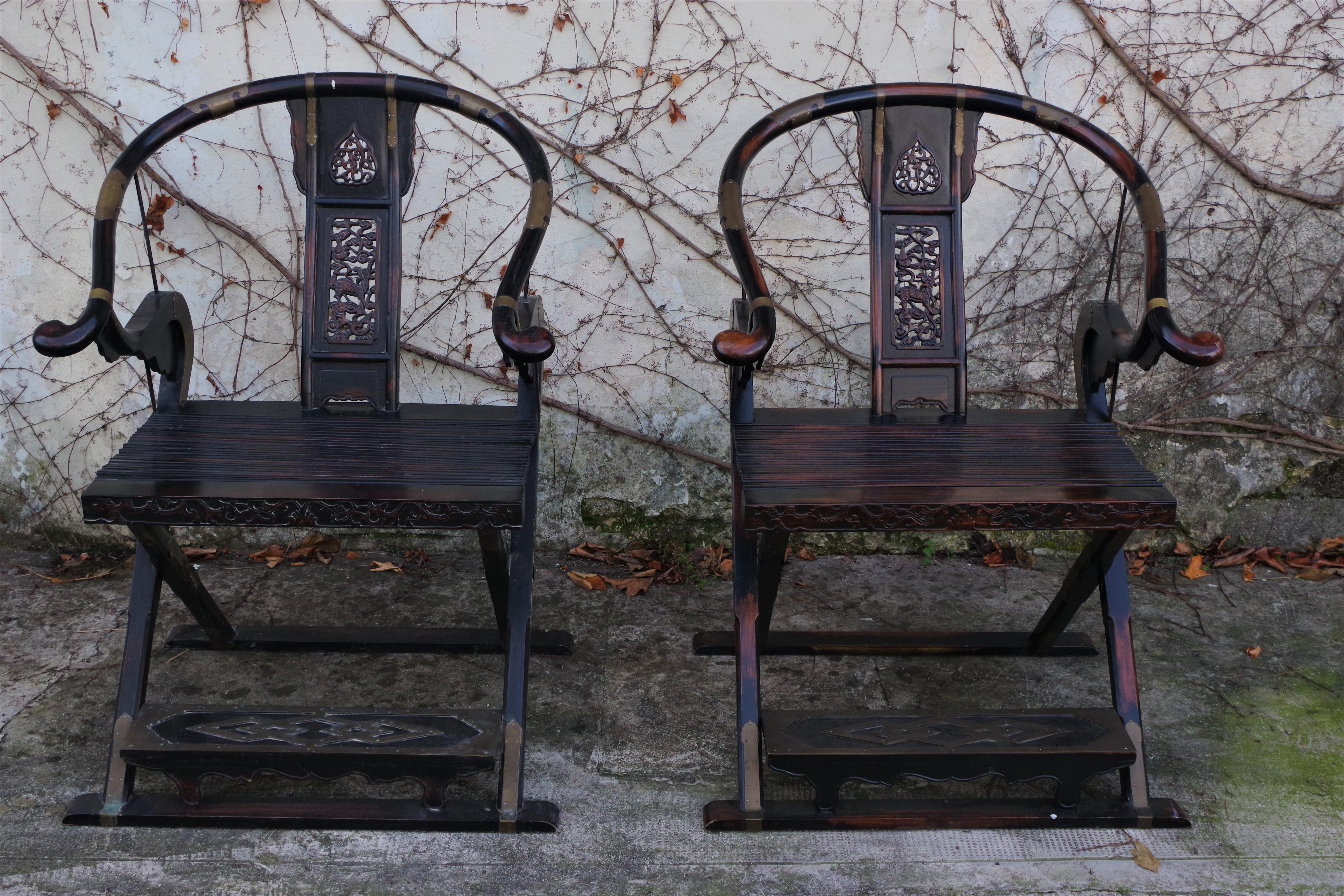 Riproduzione dinastia Ming legno di olmo e metallo tonato e presenta una seduta pieghevole con lavorazioni intagliate a mano.
   